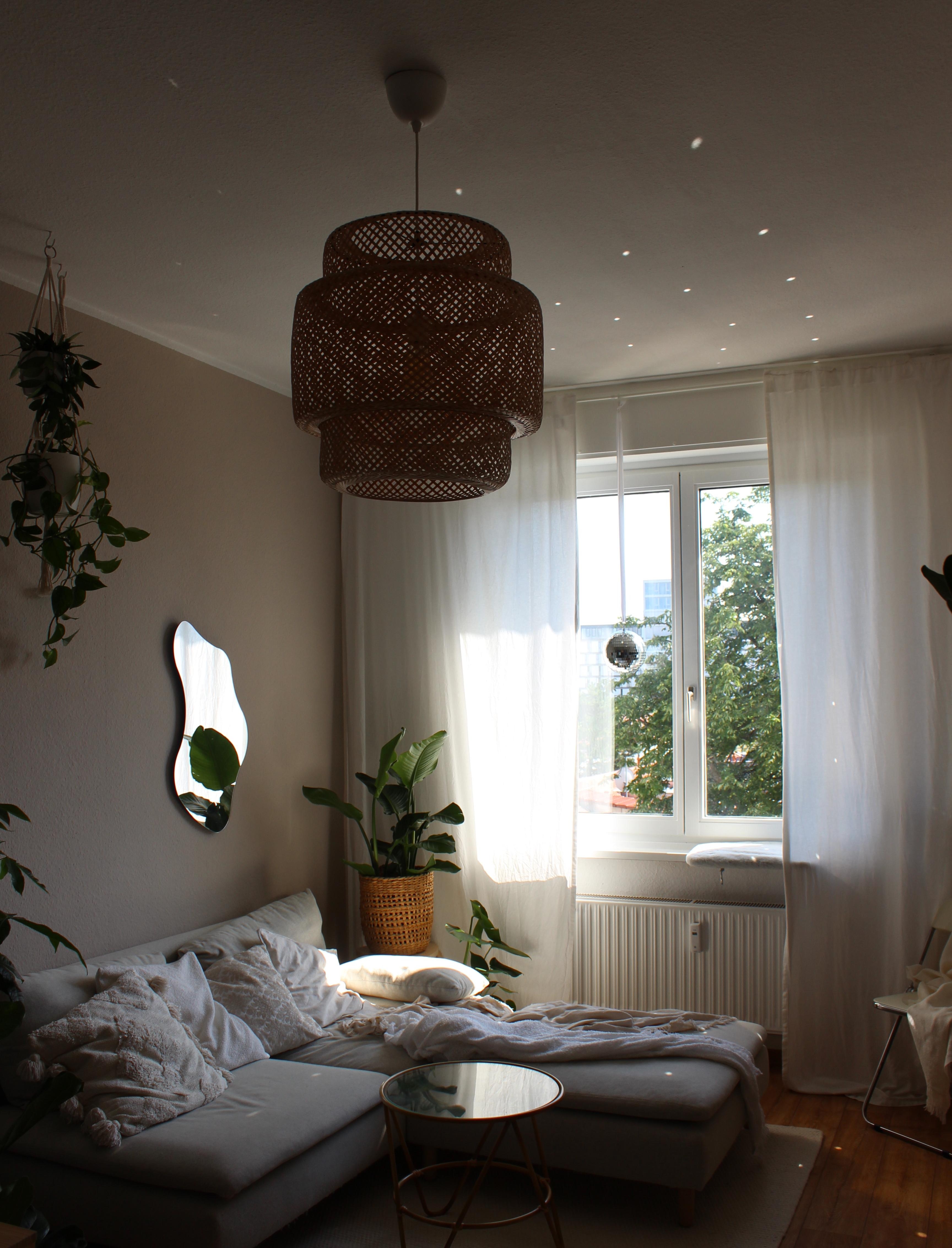 #wohnzimmer #lampe #beige #spiegel #sofa #sofaecke #pflanzen
