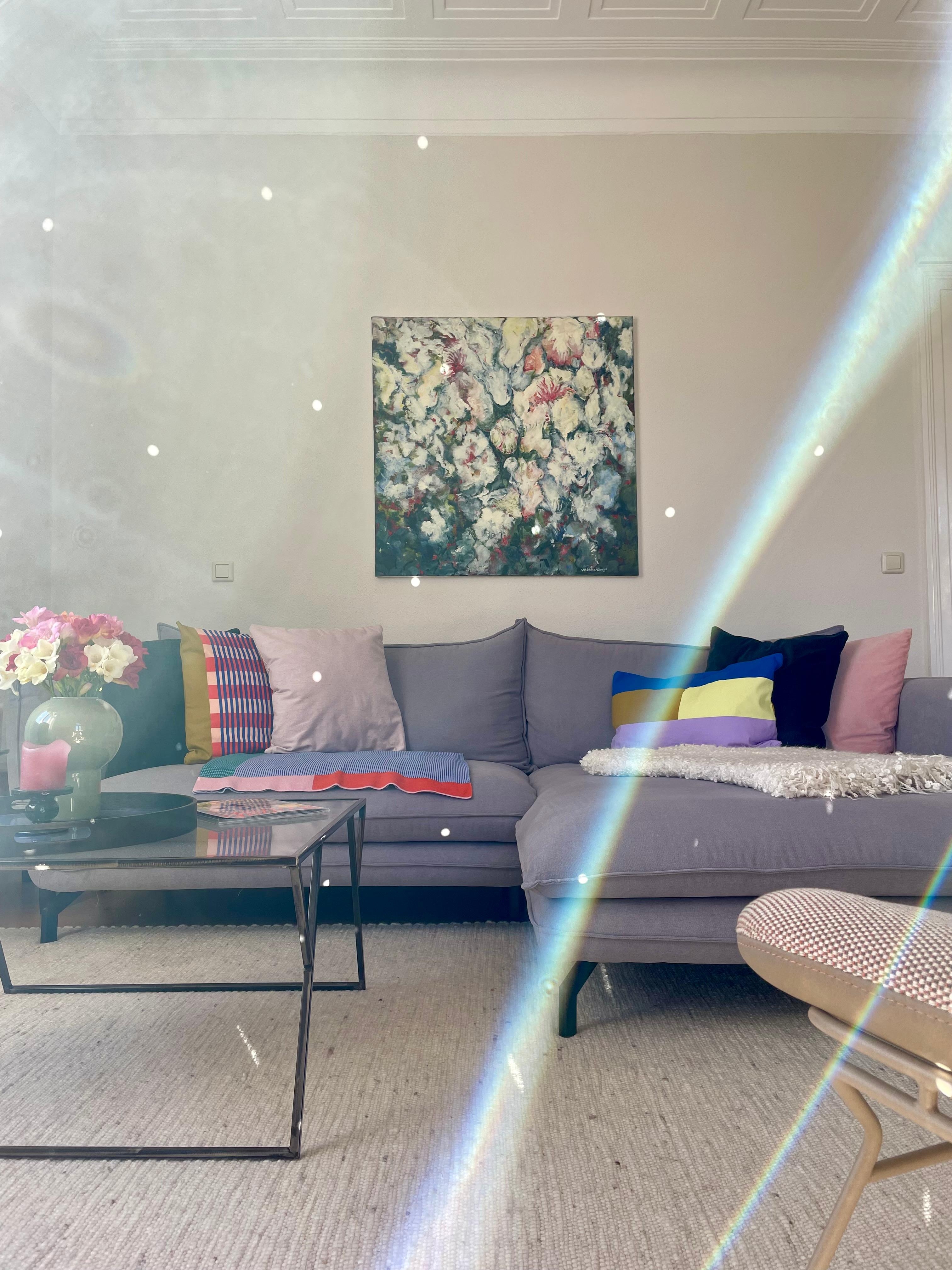 #wohnzimmer #lichtspiel #sonne #regenbogen #couch #sofa #kunst #altbau #altbauliebe 