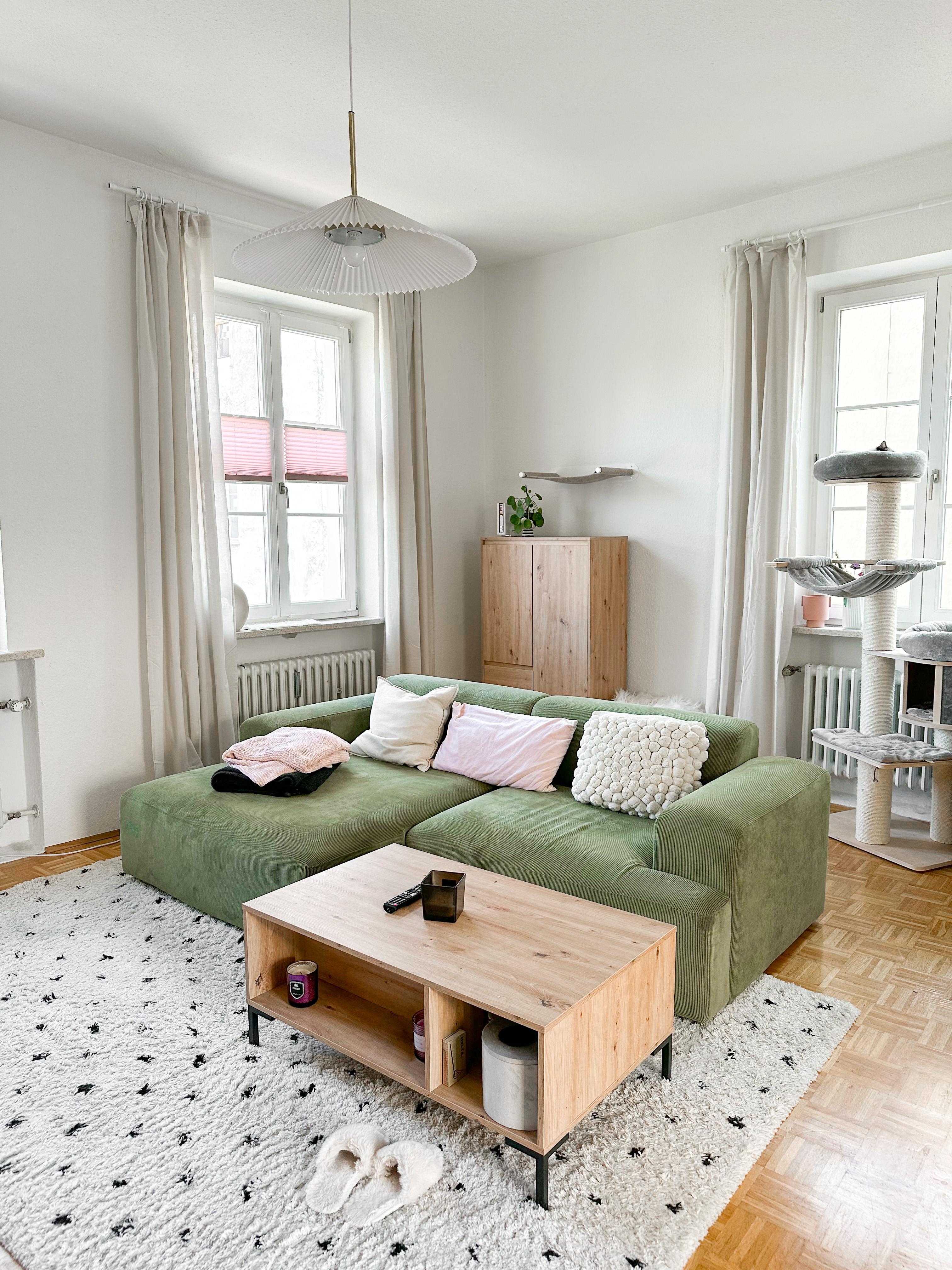 Wohnzimmer Liebe 🥰
#livingroom #grünecouch #couchliebe #skandihome #altbau #wohnzimmer #scandihome #westwing