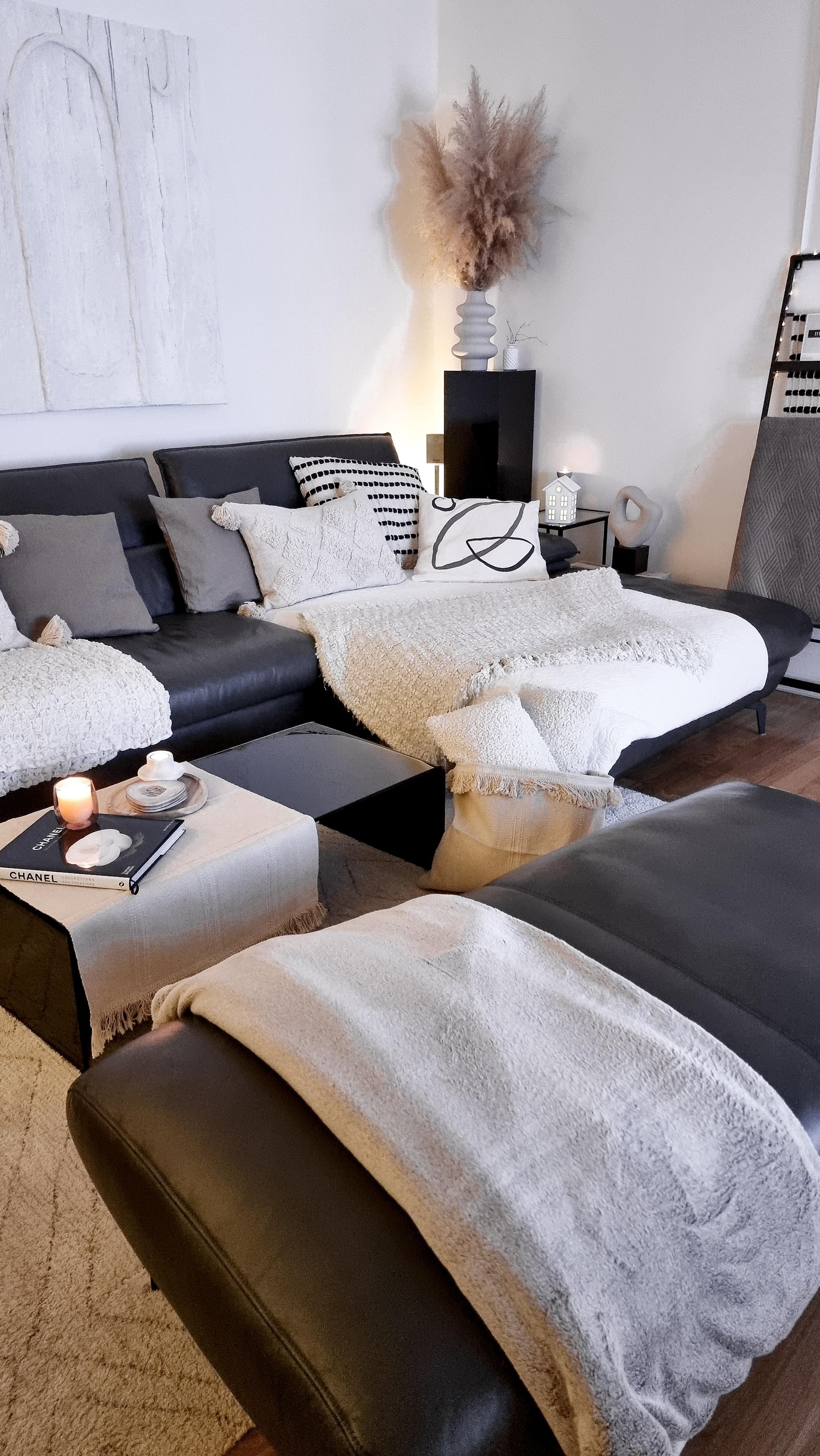 Wohnzimmer Liebe.
Gerade haben wir vieles in grau, weiss und schwarz #whiteliving #geliebteszuhause #inspohome #mynordic