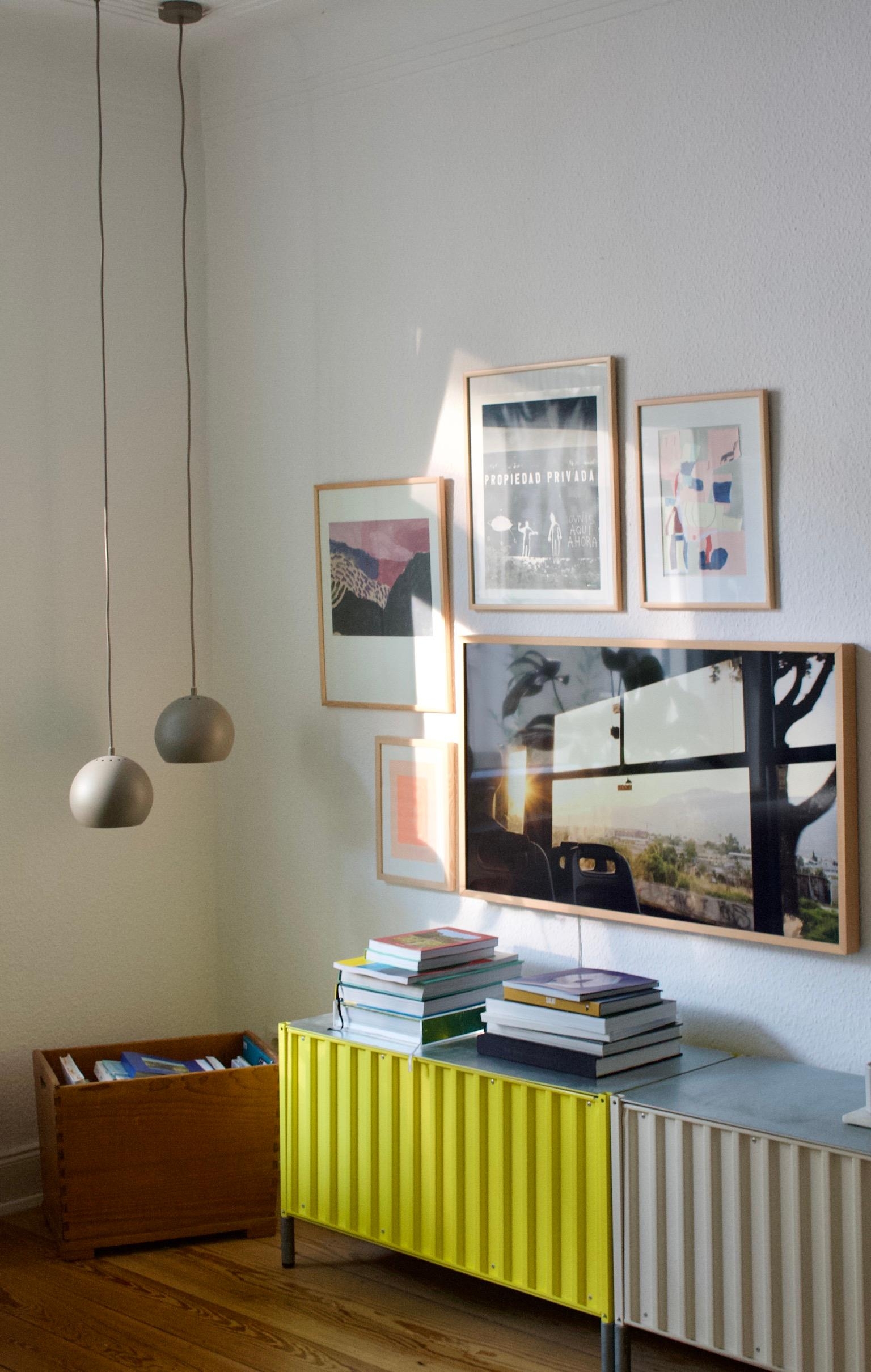 #wohnzimmer #lights #bücher #art #bilderwand #sideboard 