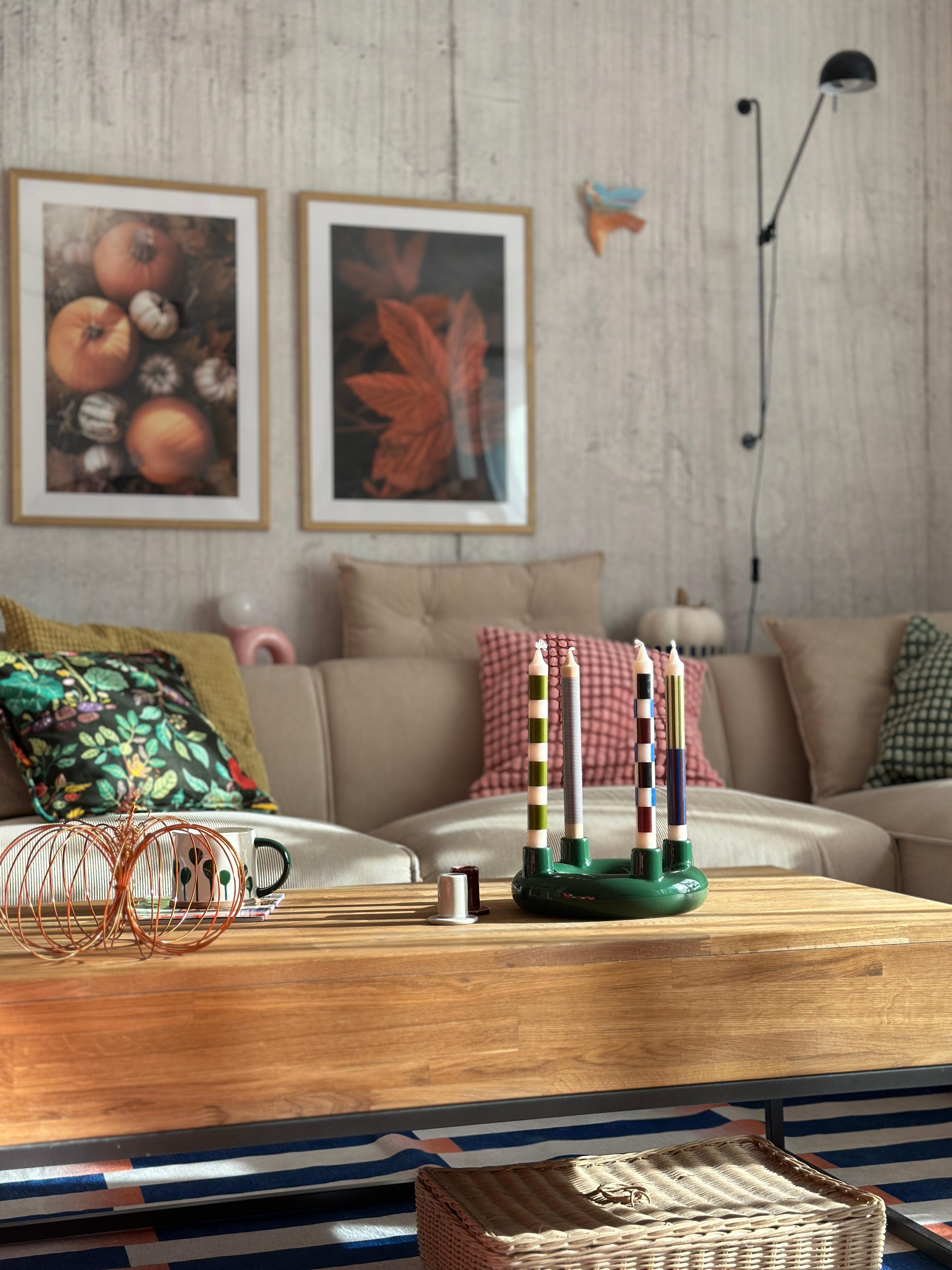 #wohnzimmer #livingchallenge 
#poster #herbstdeko #kranz #kerzen #ikea #couch #streifen #teppich #tapete #beton #couchtisch #holz #kürbisdeko #herbstsonne #licht