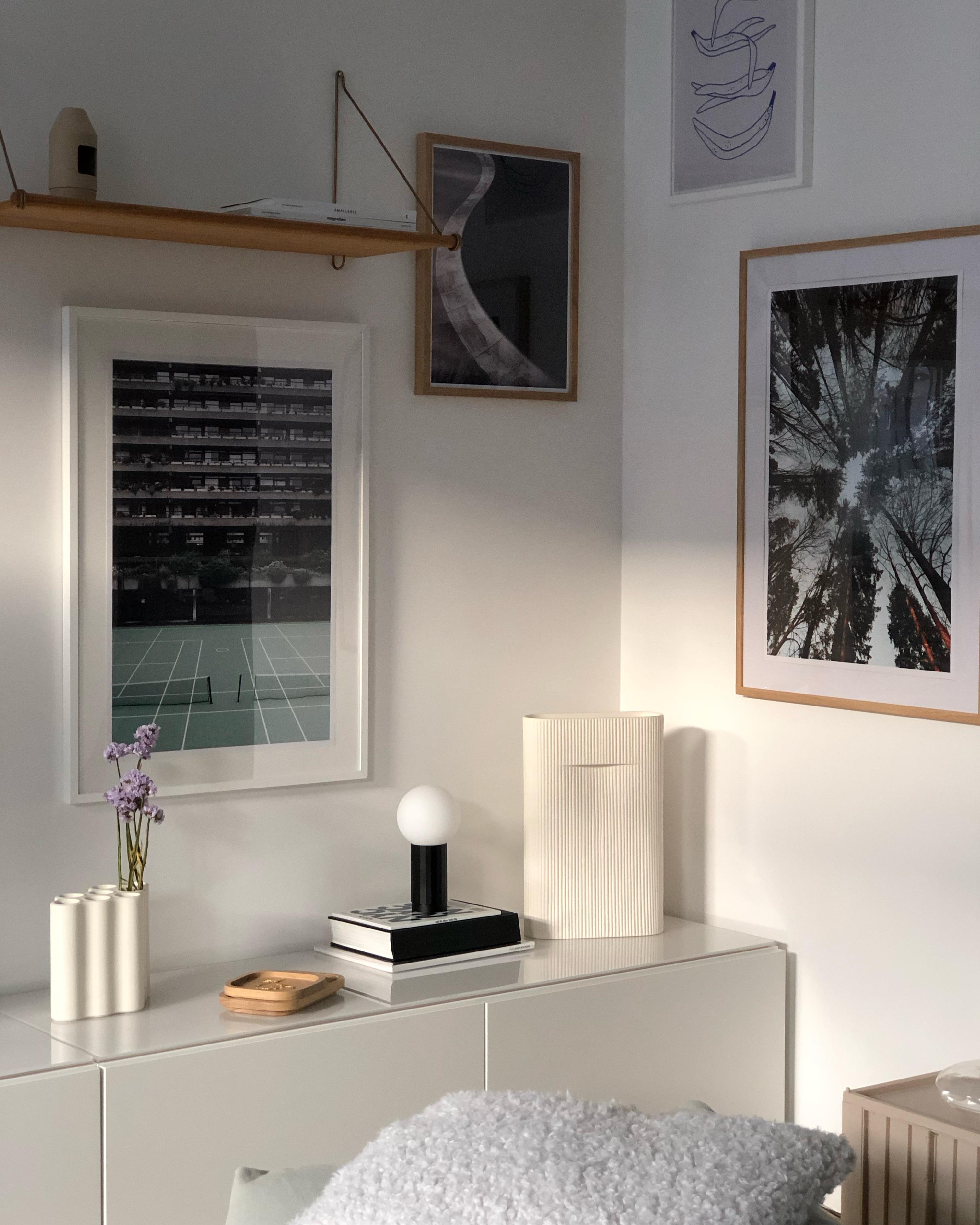 #wohnzimmer #livingroom #bilderwand #bildergalerie #wanddeko #wandgestaltung #regal #ikea #besta #skandinavisch #deko #couchstyle