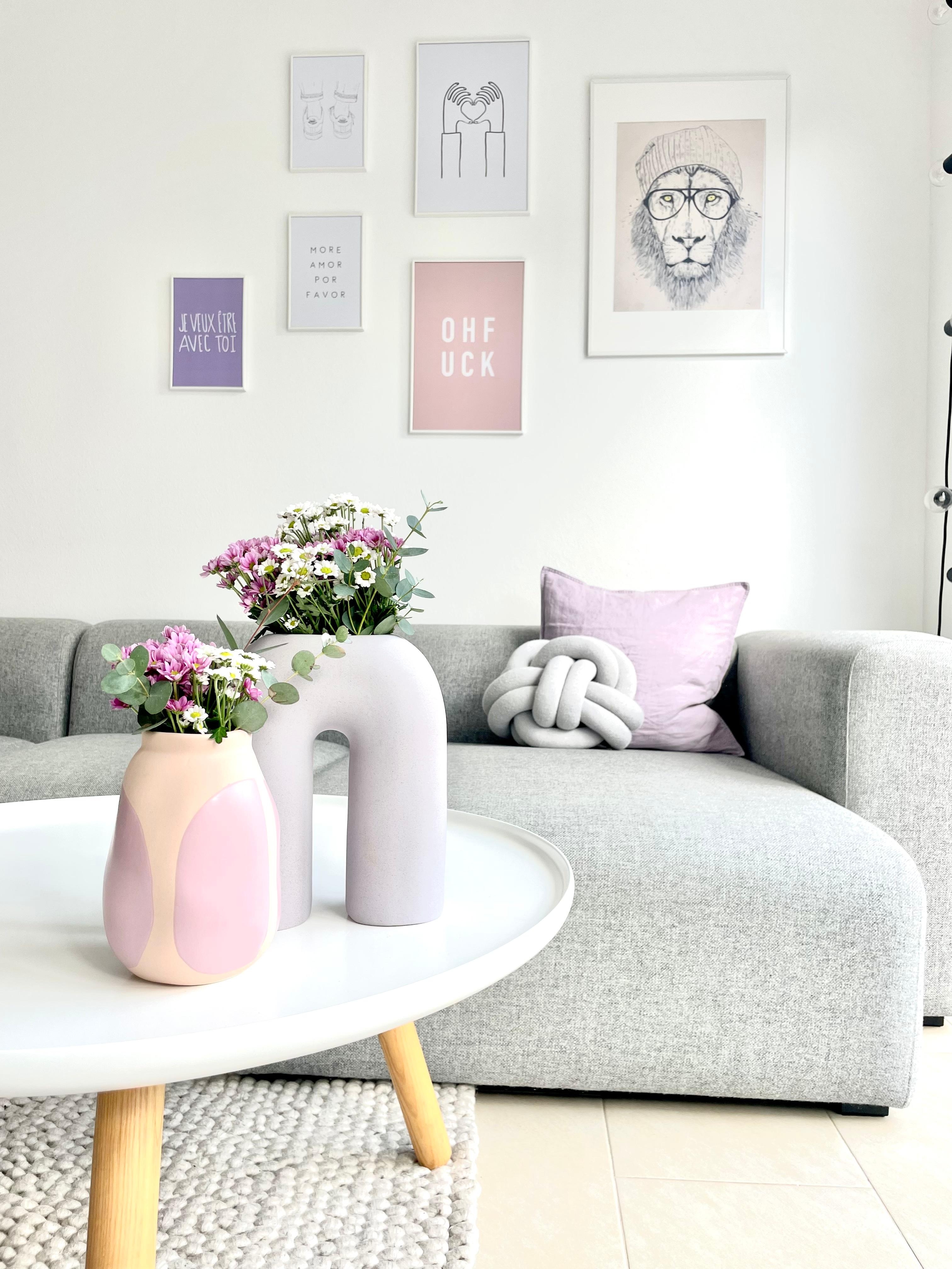 #wohnzimmer #livingroom #bilderwand #deko#blumen#vasen #bilder #wohnideen#frühlingsblumen #farben#pastel #wohnen #living