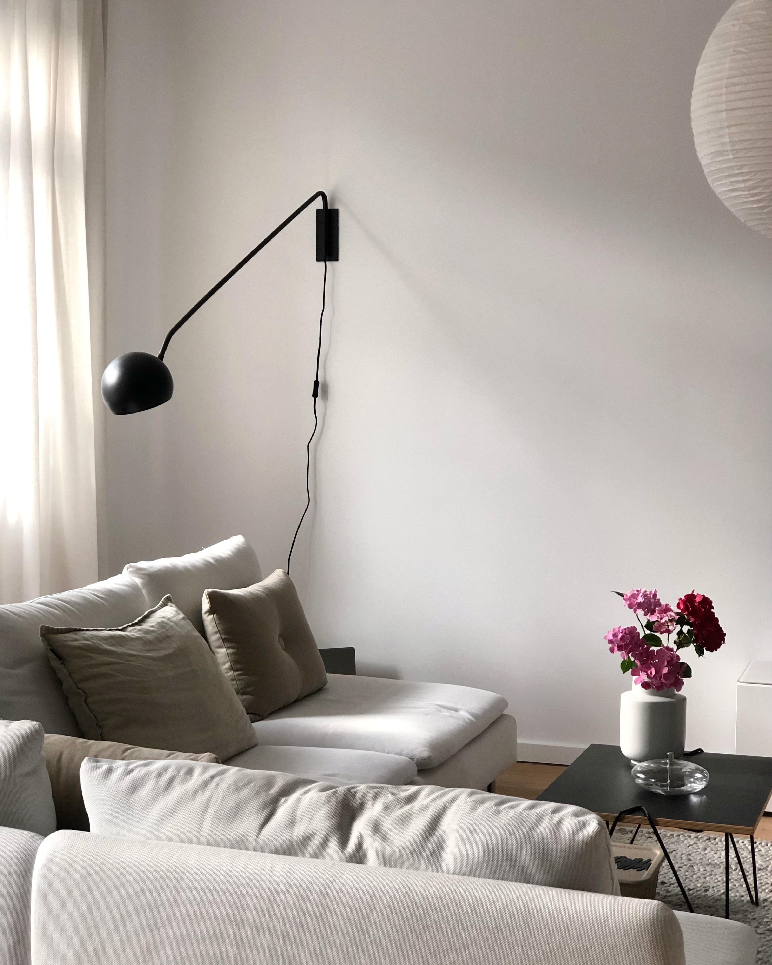 #wohnzimmer #livingroom #couch #interior #wanddeko #minimalism #nordic #scandi #couchstyle #home #freshflowers
