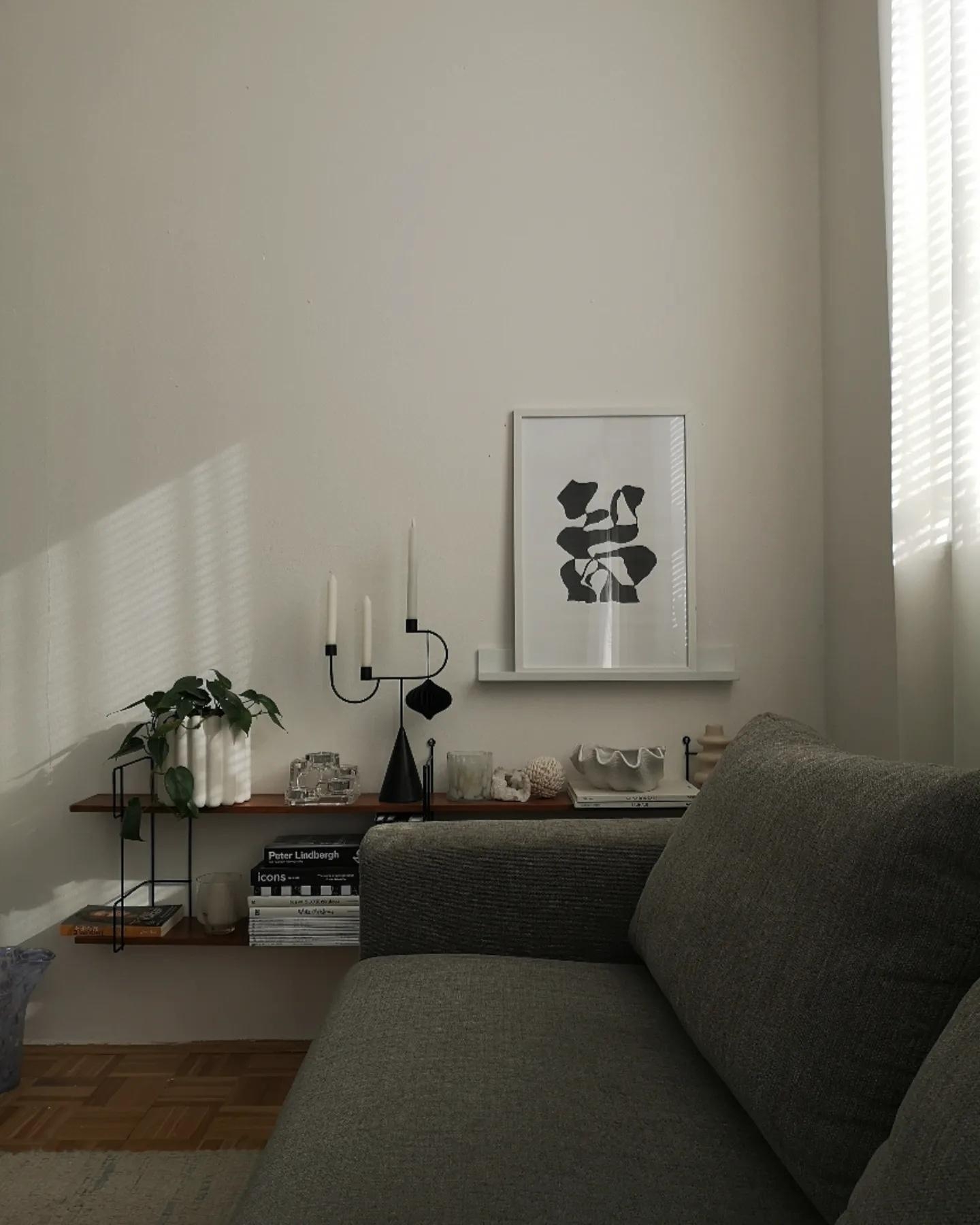 #wohnzimmer #livingroom #hygge #shelf #licht #kerzenhalter 