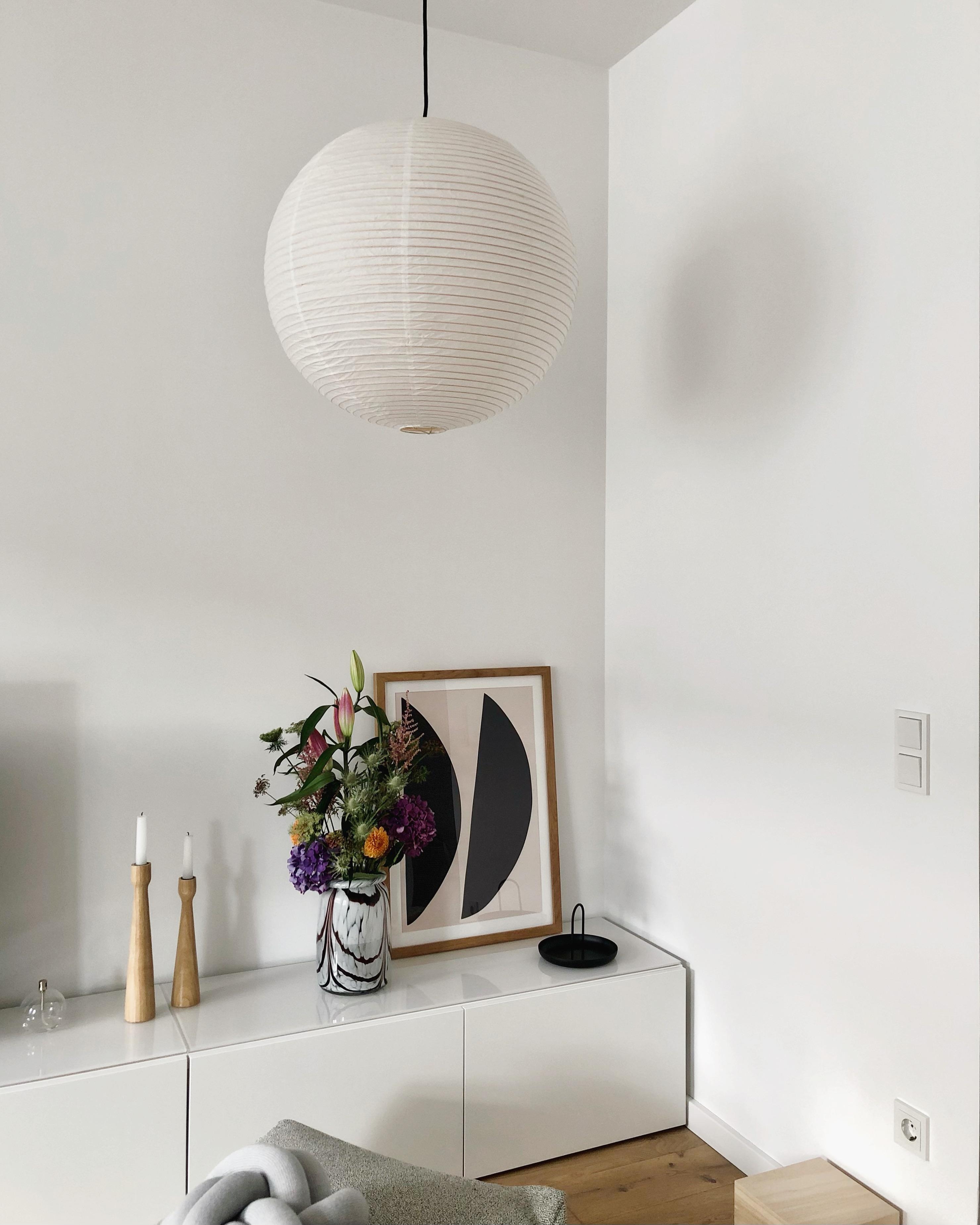 #wohnzimmer #livingroom #ikeabesta #freshflowers #minimalism #dekoidee #whiteliving #interior #nordicliving #couchstyle