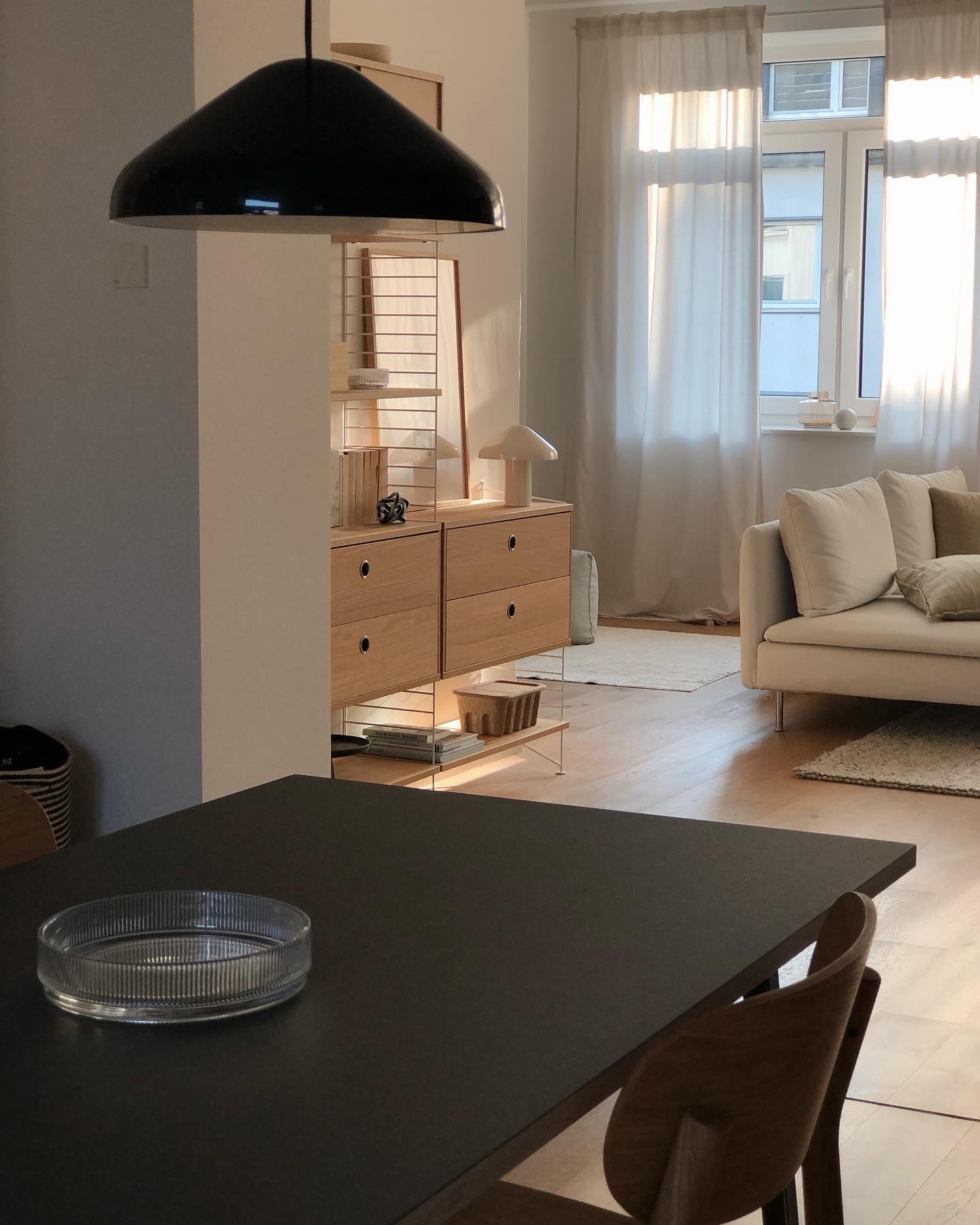 #wohnzimmer #livingroom #küche #kitchen #minimalistisch #skandinavisch #home #interior #stringregal #regal #couchstyle