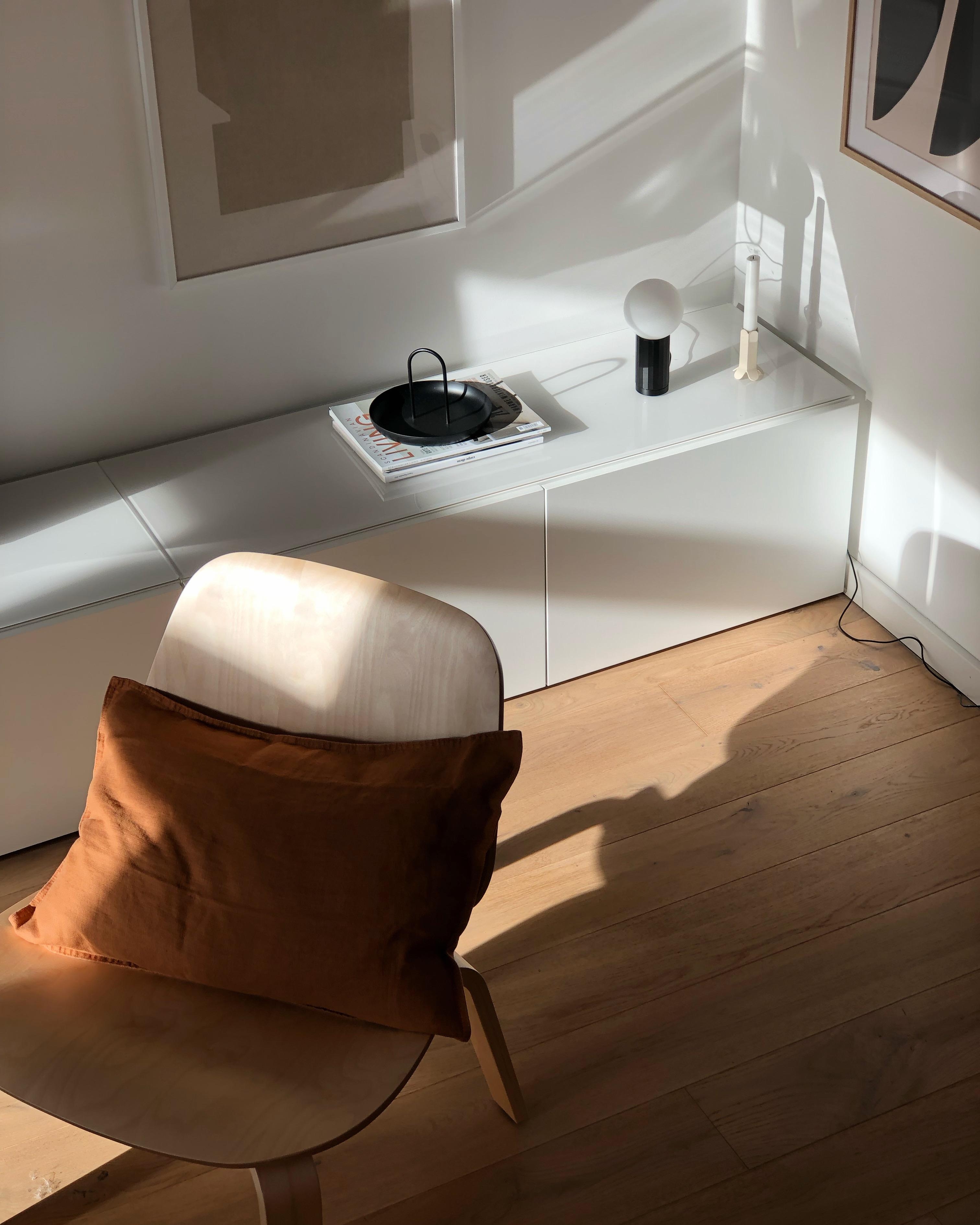 #wohnzimmer #livingroom #loungechair #sessel #ikea #sideboard #wanddeko #licht #skandinavisch #interior #couchstyle 