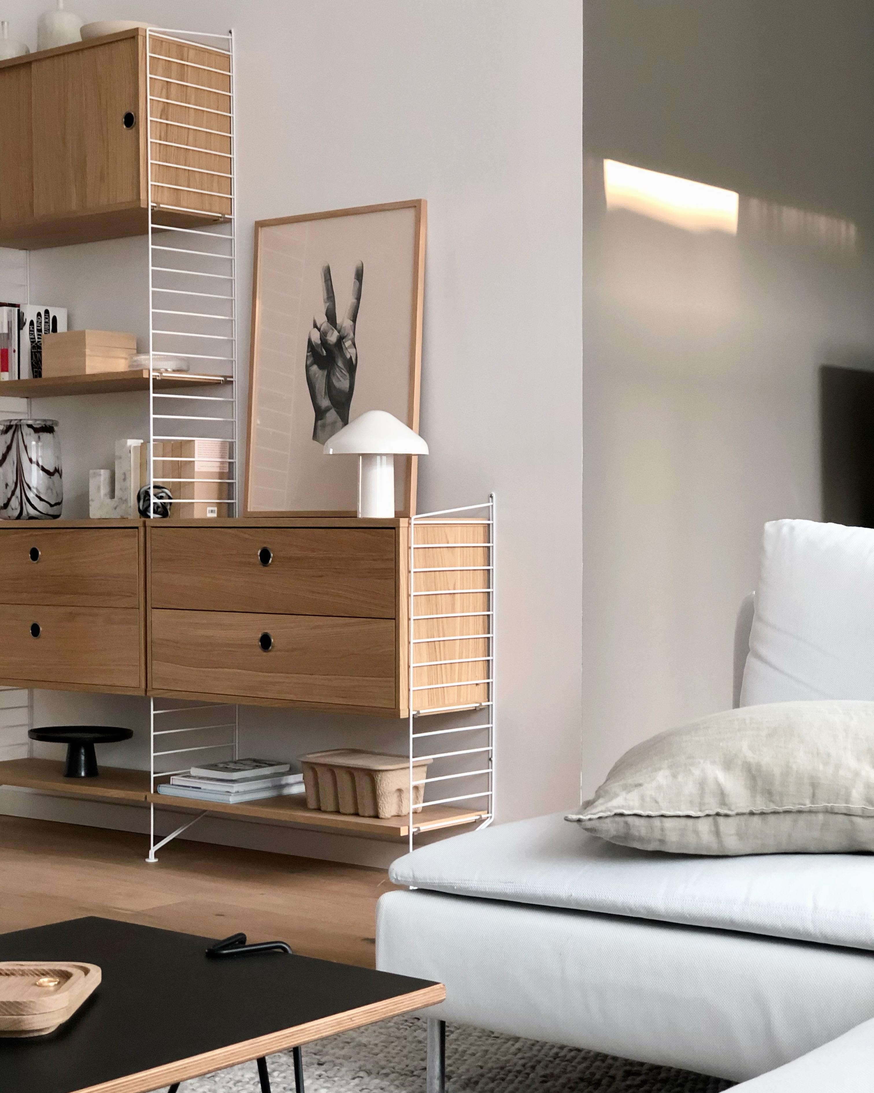 #wohnzimmer #livingroom #wanddeko #wandfarbe #minimalistisch #skandinavisch #interior #stringregal #regal #couchstyle