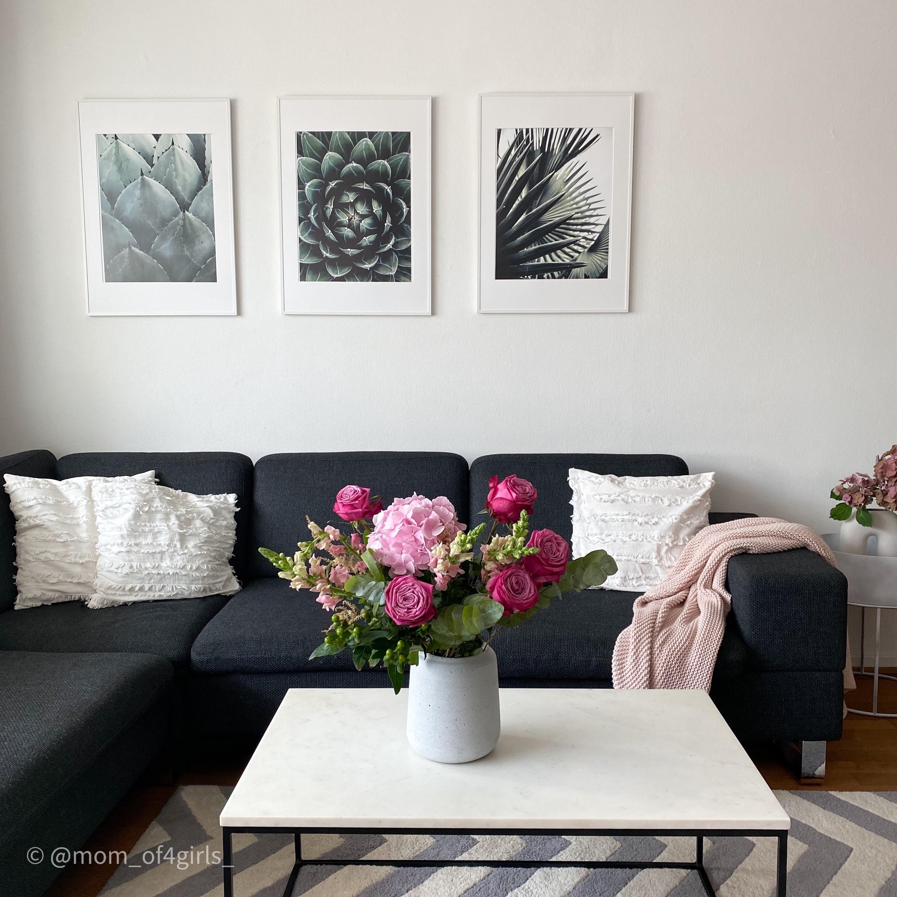 #wohnzimmer #livingroom #wohnzimmerinspo #livingroominspiration #poster #couchtisch #couch #blumenstrauss #freshflowers 