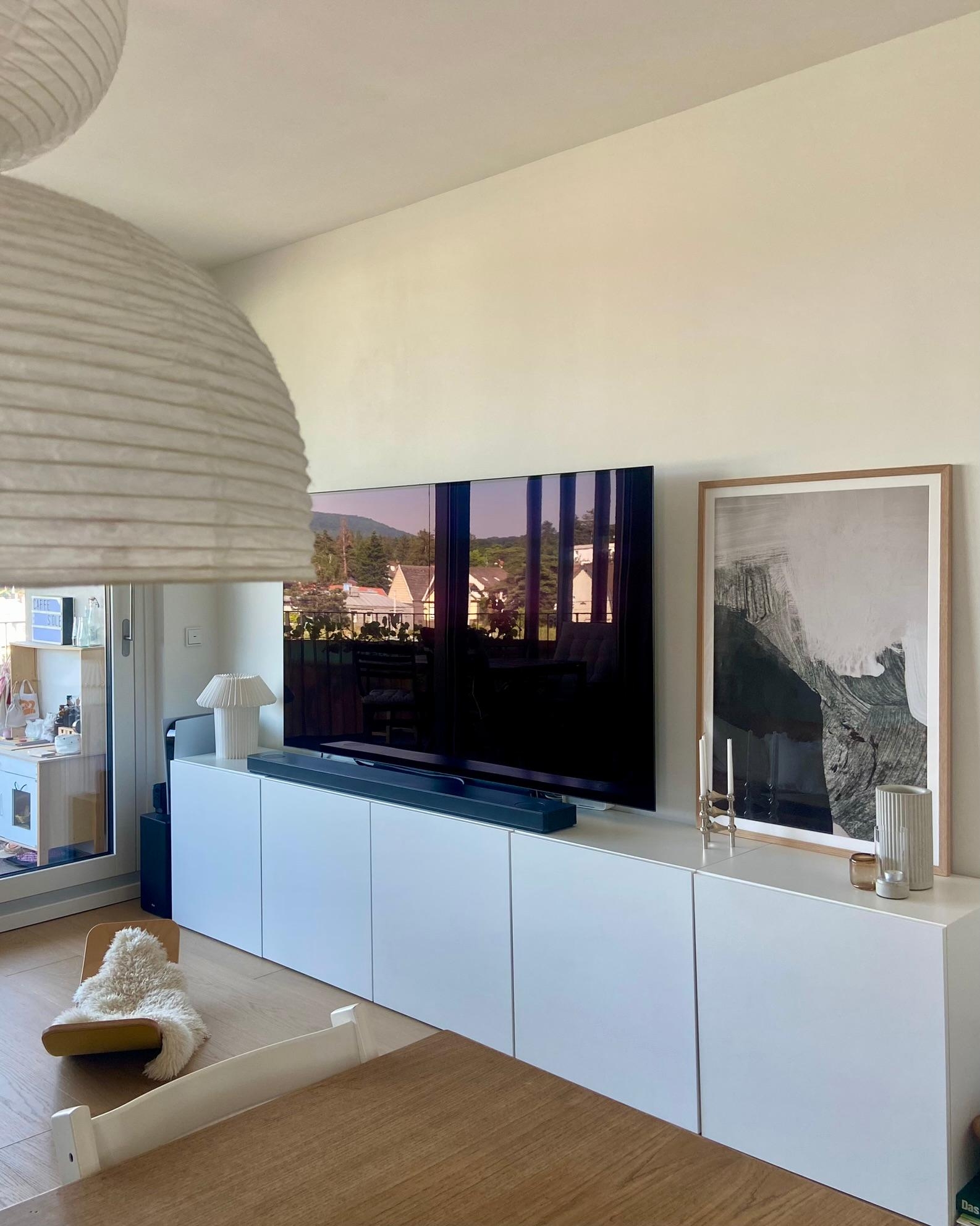 #wohnzimmer #lowboard #tv #sideboard #poster #bild #stoffnagel #vase #minimalistisch #beton