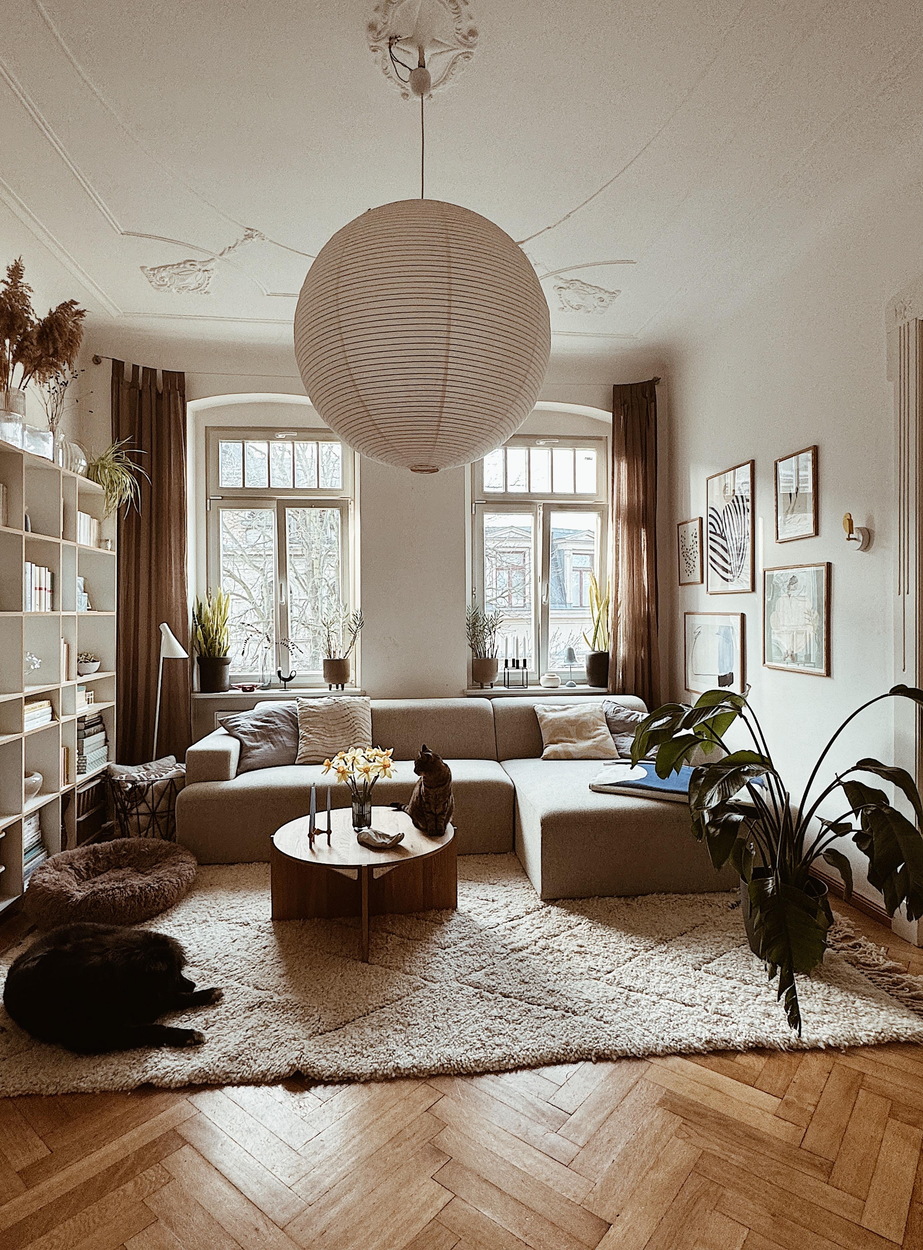Wohnzimmer-Make over... neue Lampe, neues Sofa & neuer Teppich #wohnzimmerliebe #interior # Altbauwohnung #sofaliebe #teppichliebe
