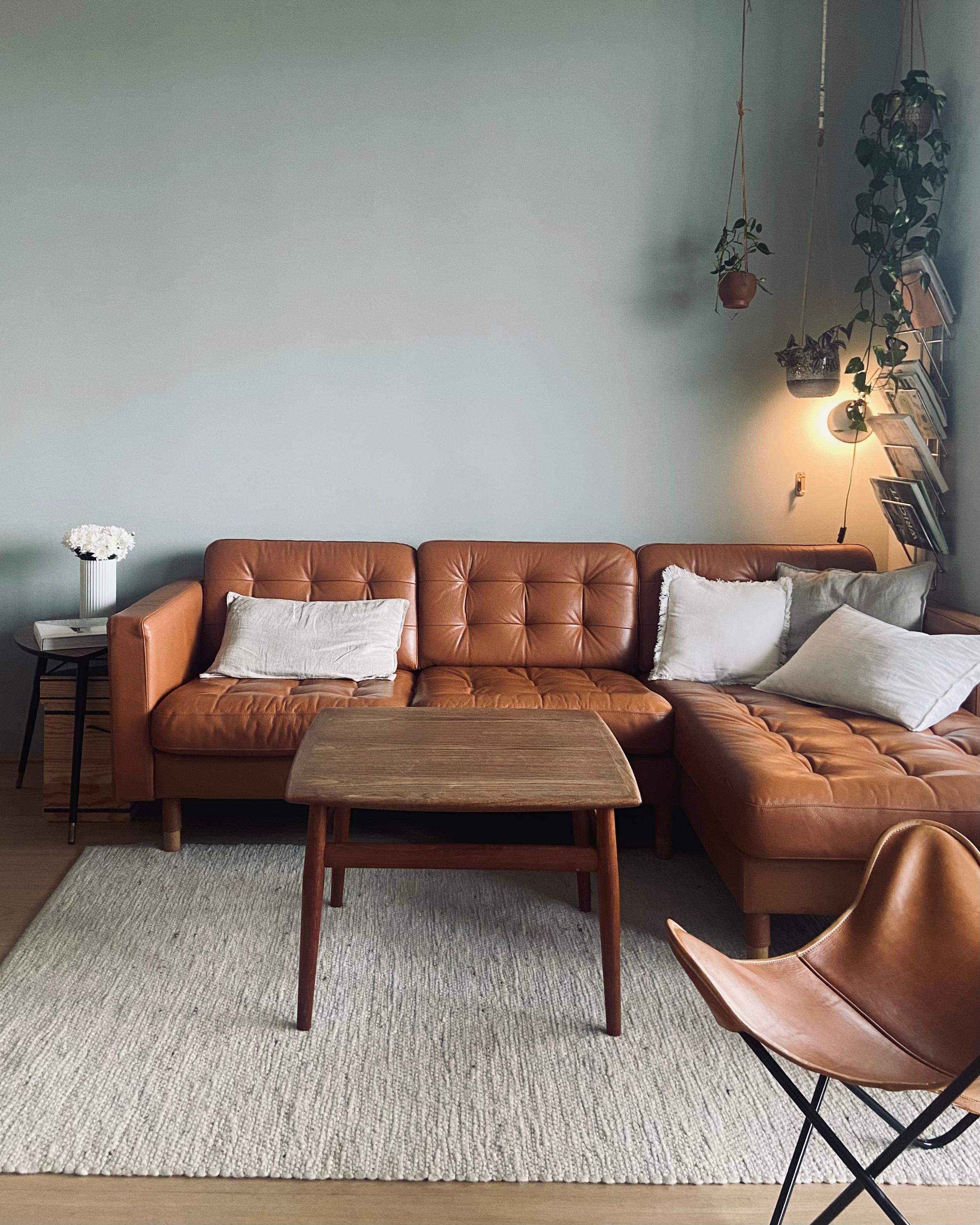 #wohnzimmer #midcentury #sofa #couch #leder #teak #couchtisch #wandfarbe 