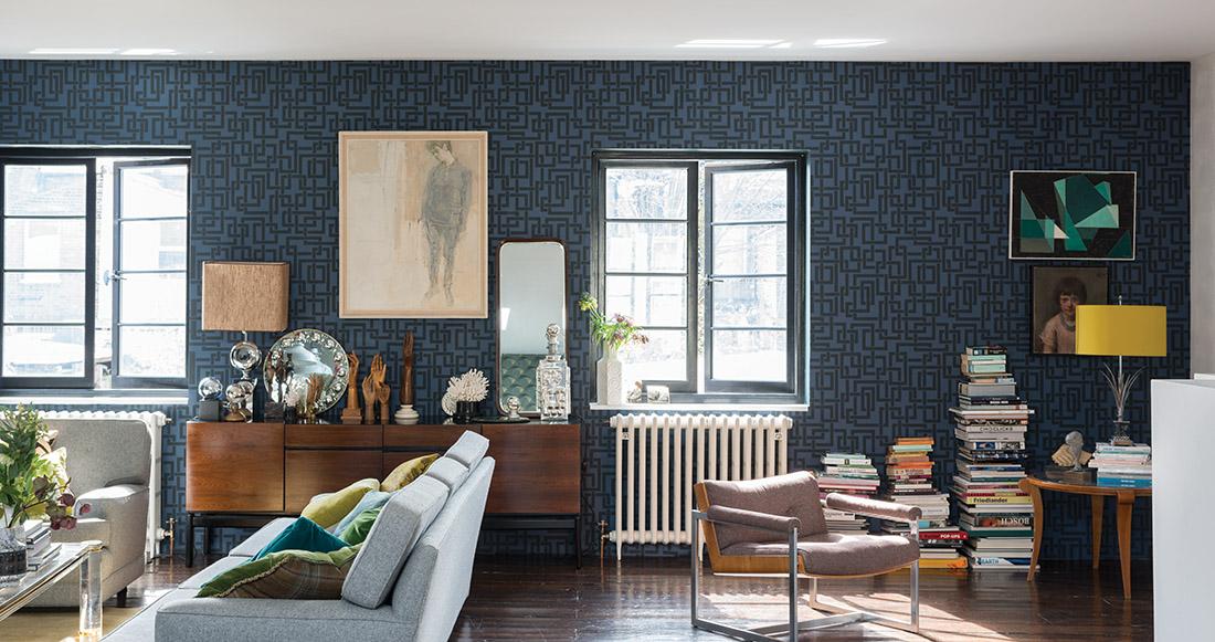 Wohnzimmer mit blauer Mustertapete #wohnzimmer #wandgestaltung #mustertapete #farrow&ball ©Farrow & Ball