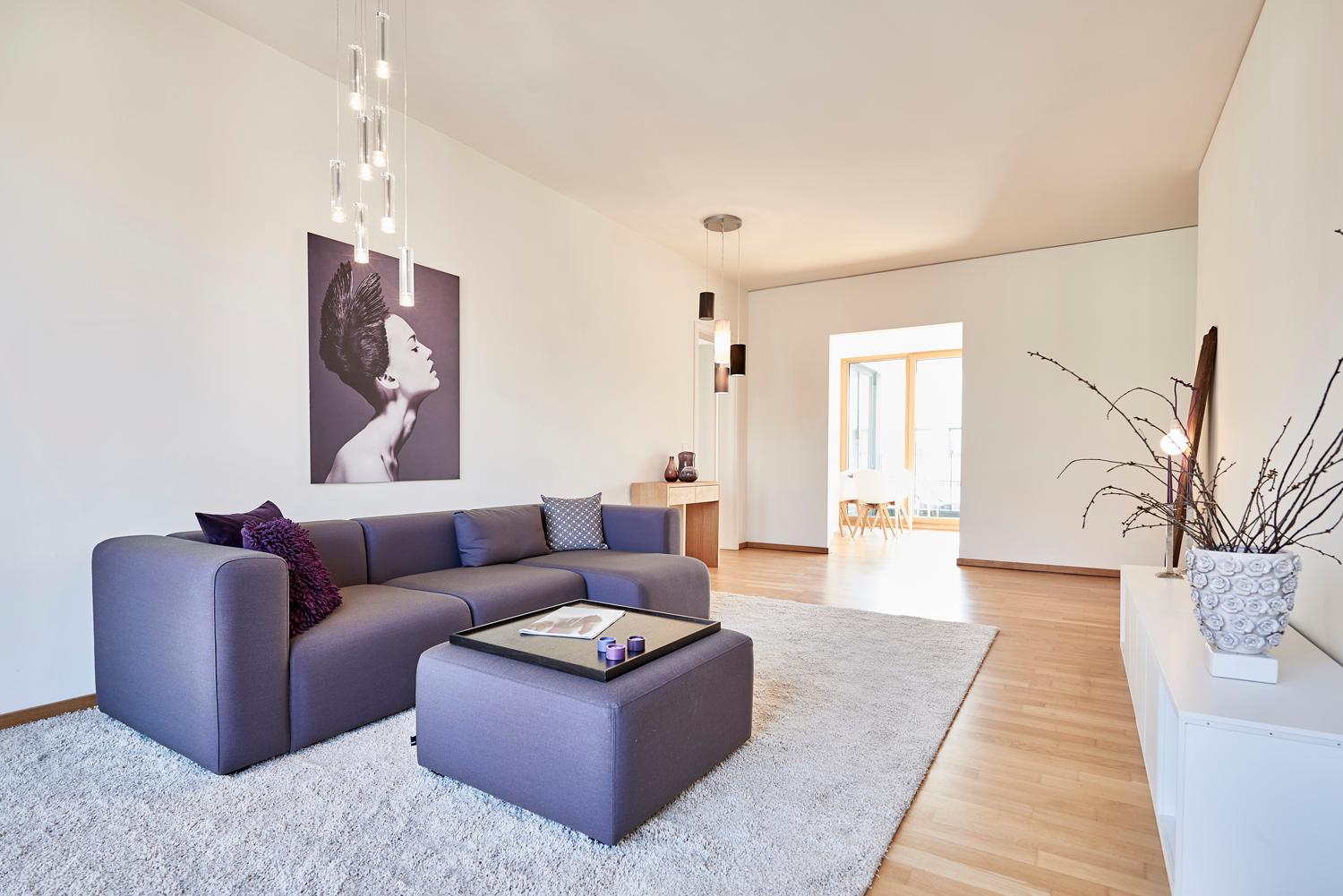 Wohnzimmer mit Blick in Flur und Küche #sofa ©Michael Pfeiffer Fotografie