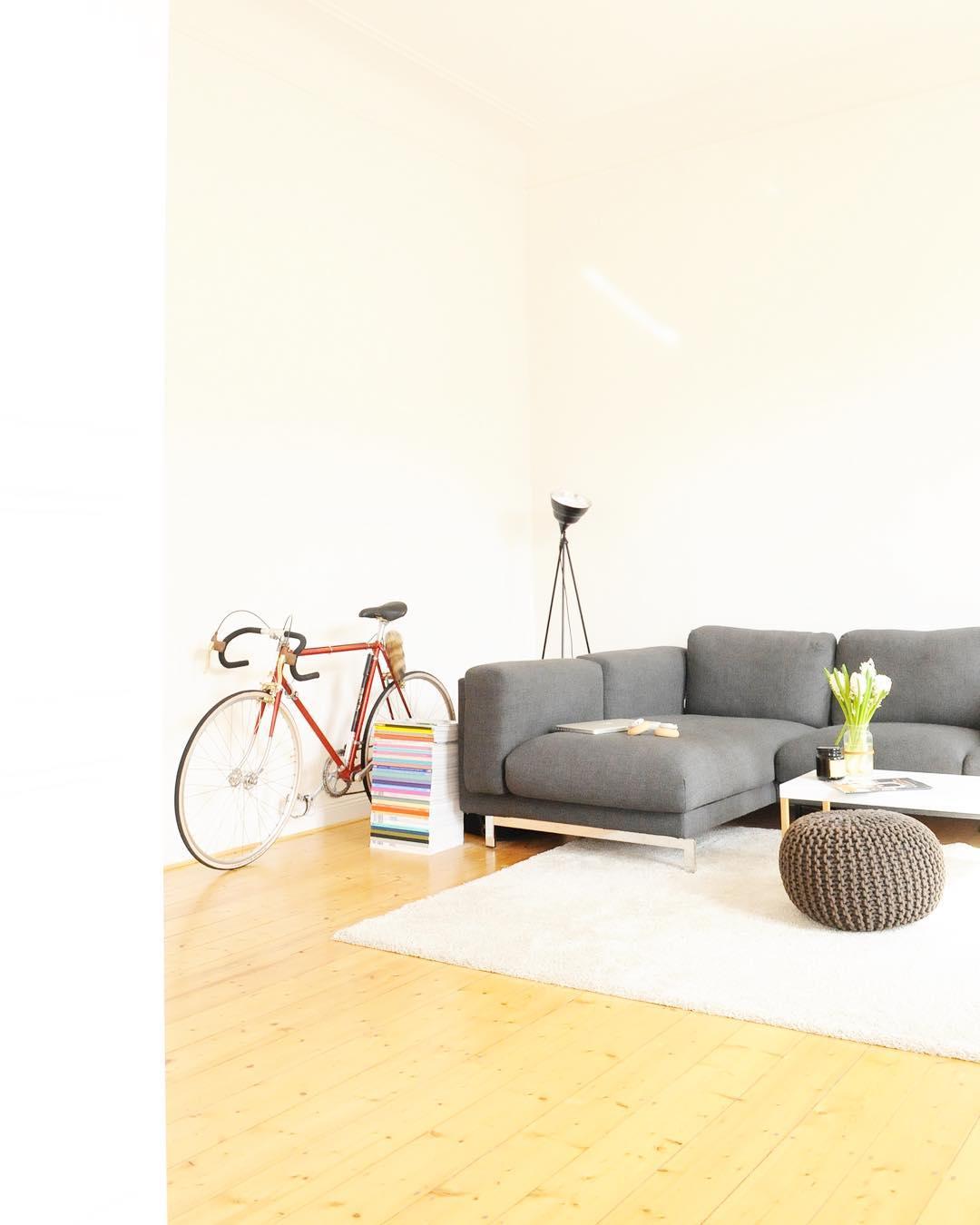 Wohnzimmer mit Fahrrad #livingroom #altbau 