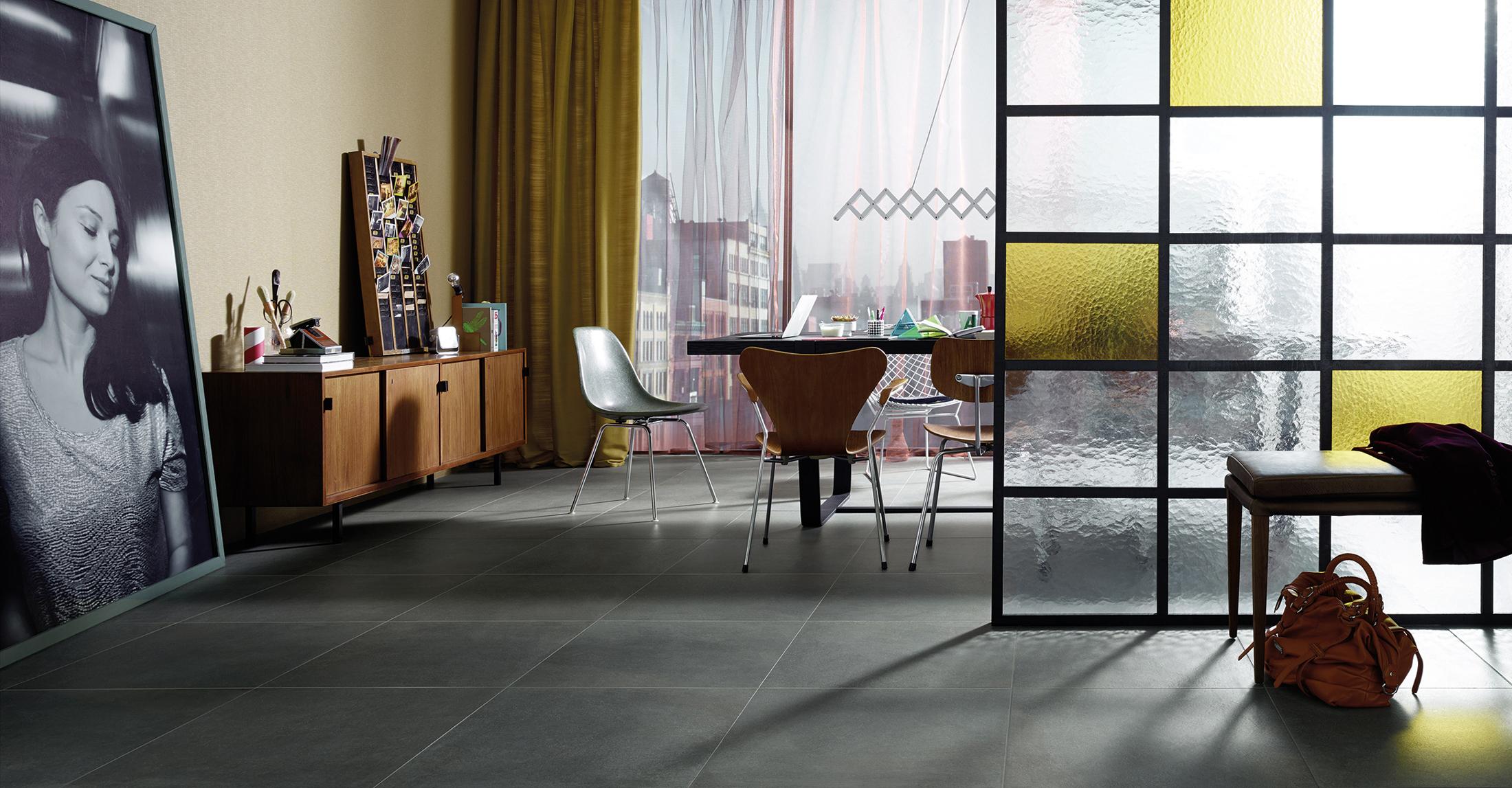 Wohnzimmer mit Glastrennwand #trennwand #glastrennwand #grauefliesen ©Agrob Buchtal GmbH