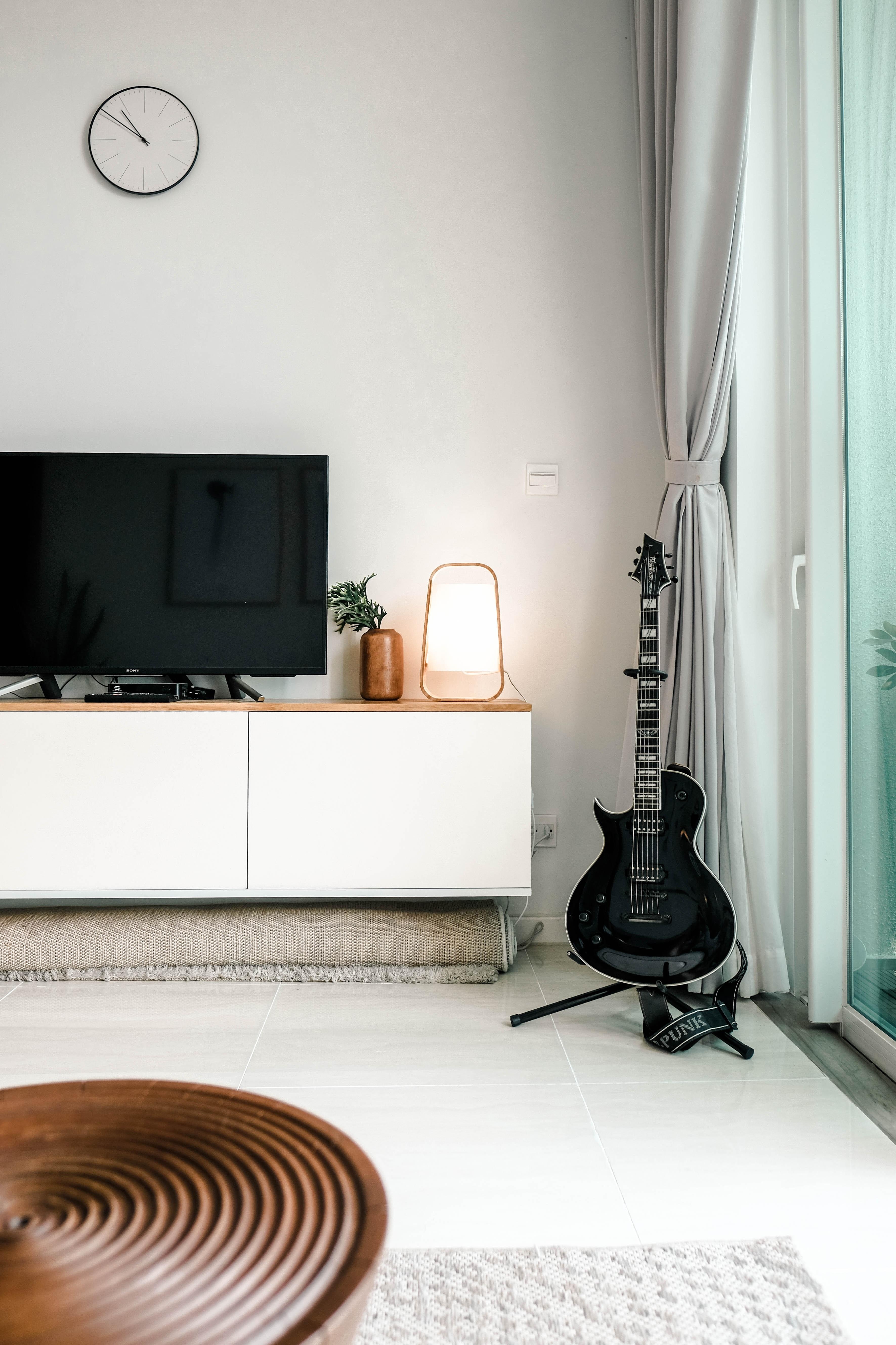 Wohnzimmer mit Hobby-Bereich #wohnzimmer #gitarre #hellefarben