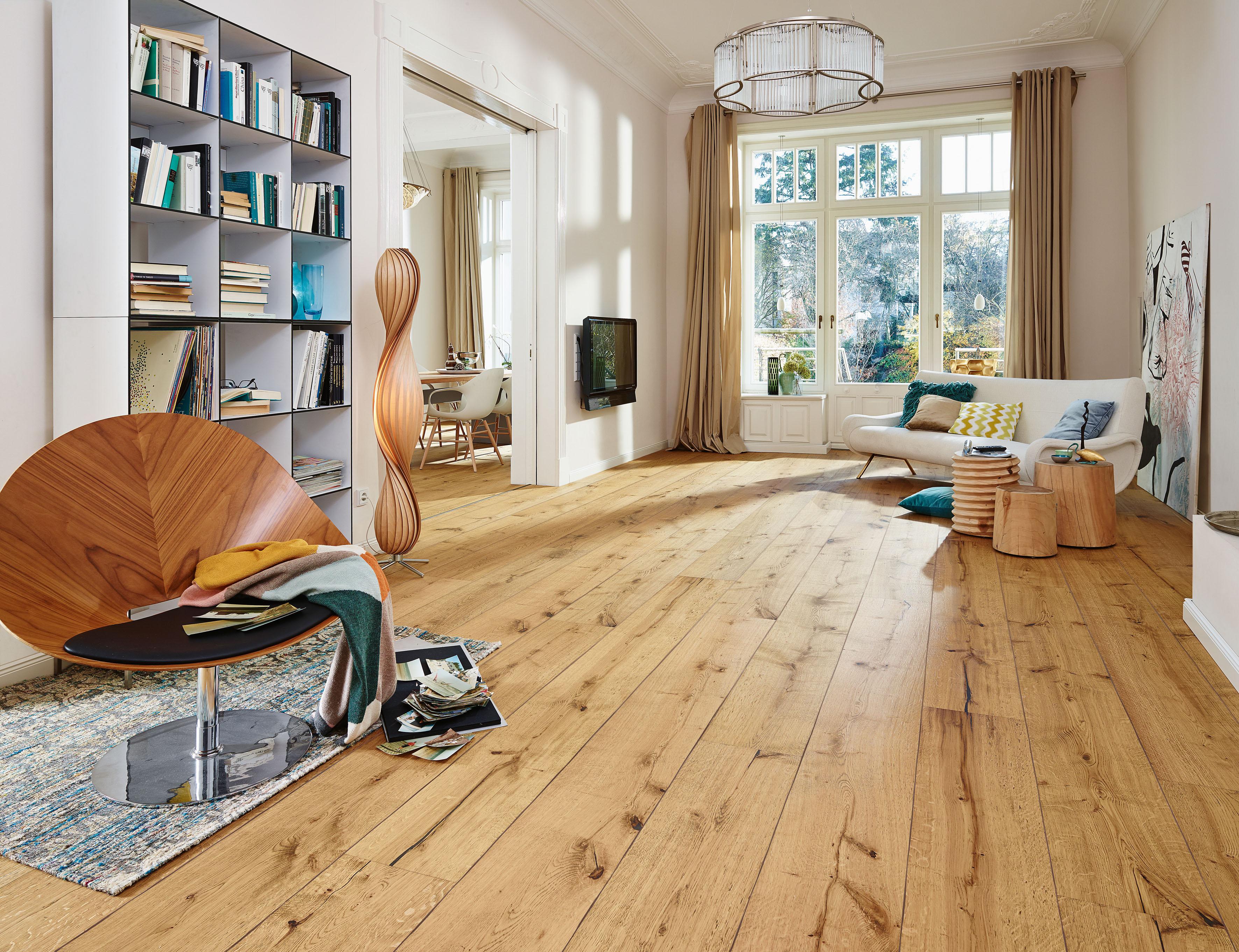 Wohnzimmer mit natürlichen Materialien einrichten #beistelltisch #regal #teppich #sessel #stehlampe #sofa #lampe #sisalteppich #beigefarbenervorhang ©Meister