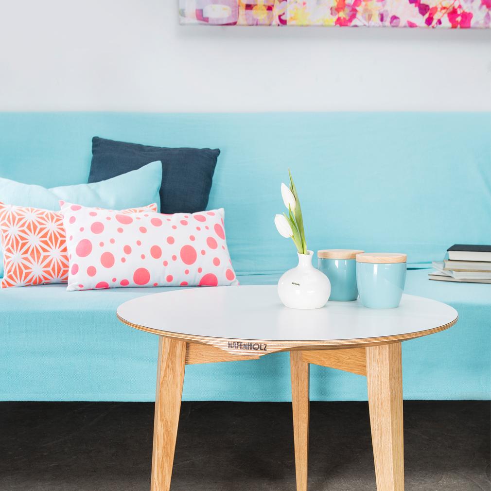 Wohnzimmer mit Neon-Touch #couchtisch #kissen #sofakissen #sofa #blauessofa #weißercouchtisch #rundercouchtisch ©Lokaldesign