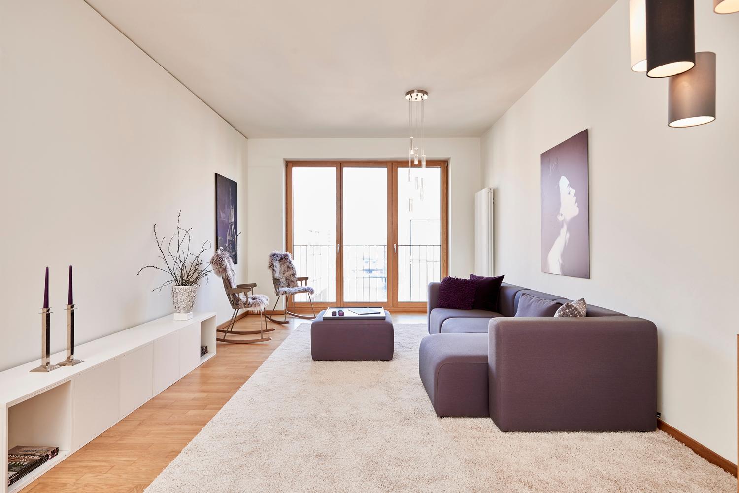 Wohnzimmer mit Sofa und Schaukelstühlen #schaukelstuhl #sofa ©Michael Pfeiffer Fotografie