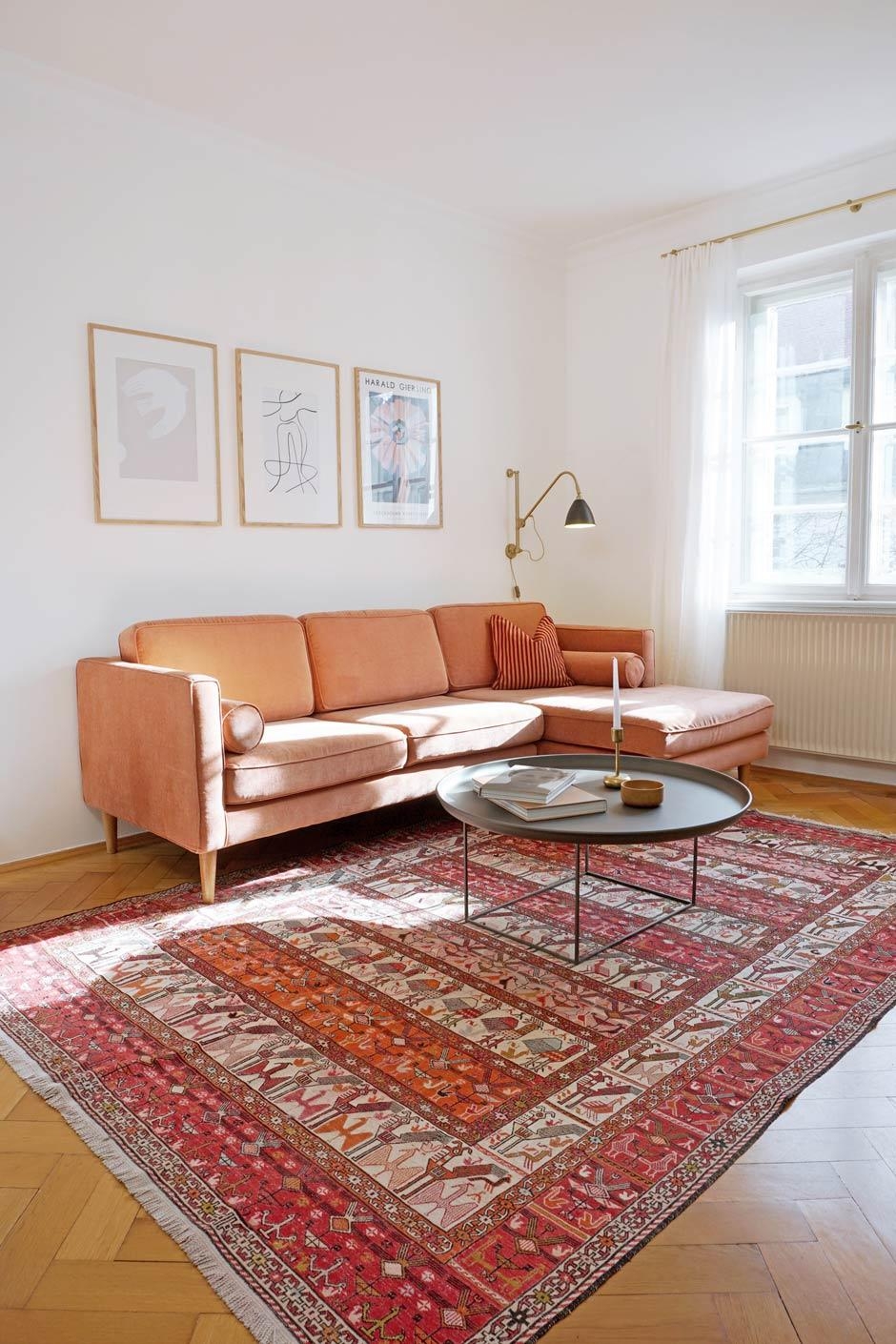 Wohnzimmer mit Sofa von Sofacompany, Beistelltisch von Norr11 und Gubi Wandleuchte.