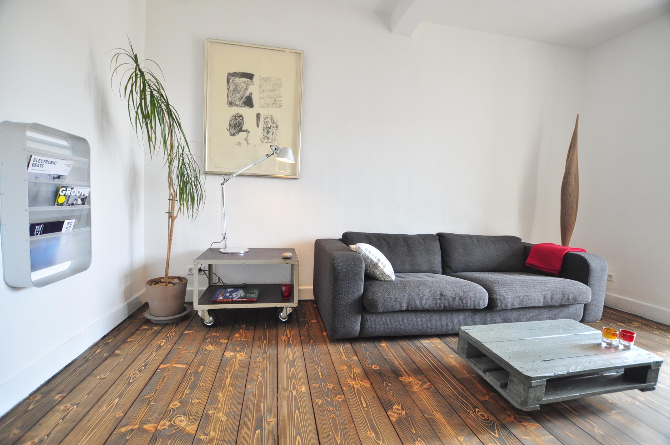 Wohnzimmer_ möblierte Wohnung #couchtisch #bodenbelag #palettentisch #palettenmöbel ©e-rent Agentur / Alina Edelstein