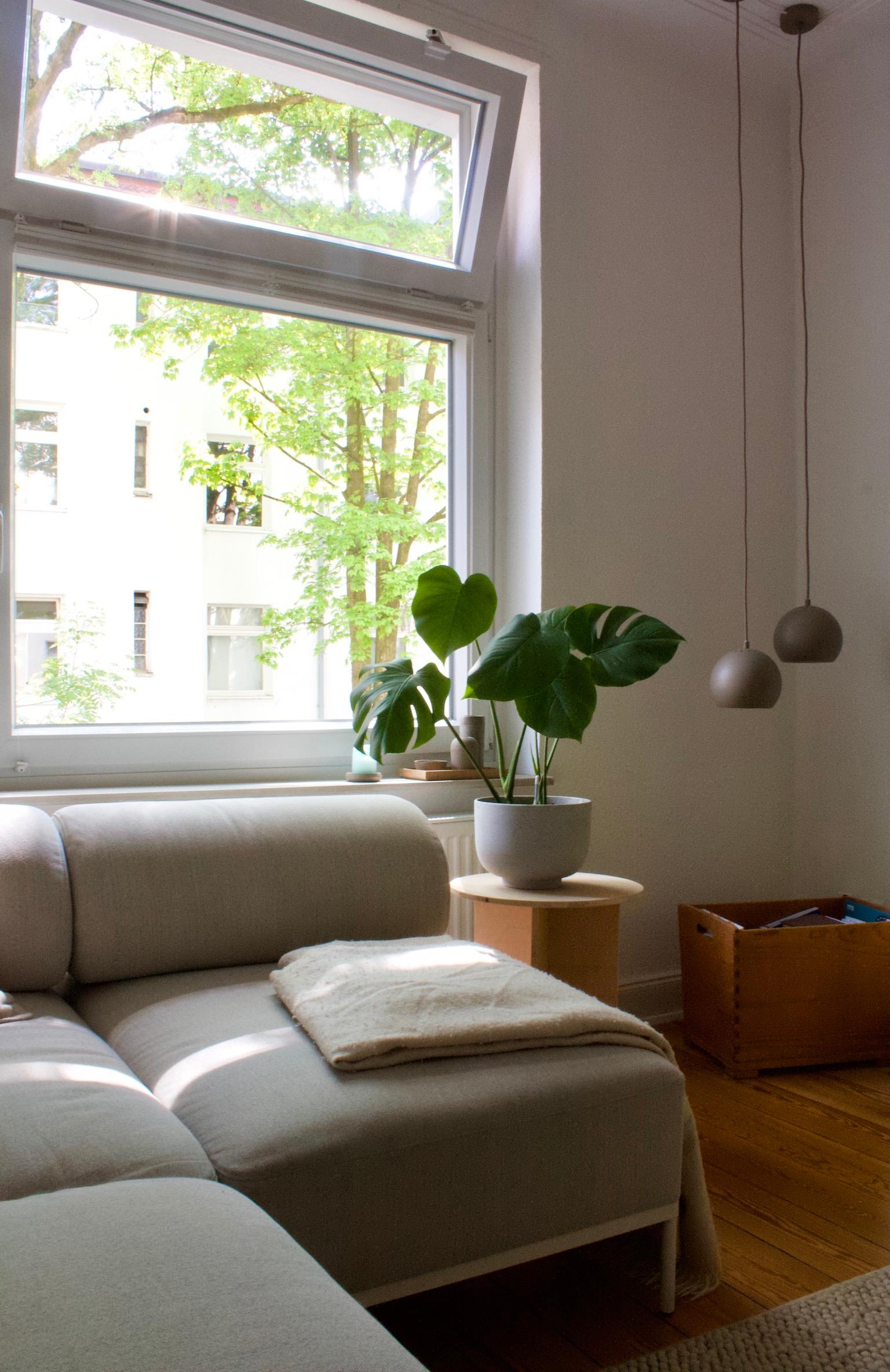#wohnzimmer #noahliving #couch #monstera #altbau #lampendesign #vintage #diy #beistelltisch 