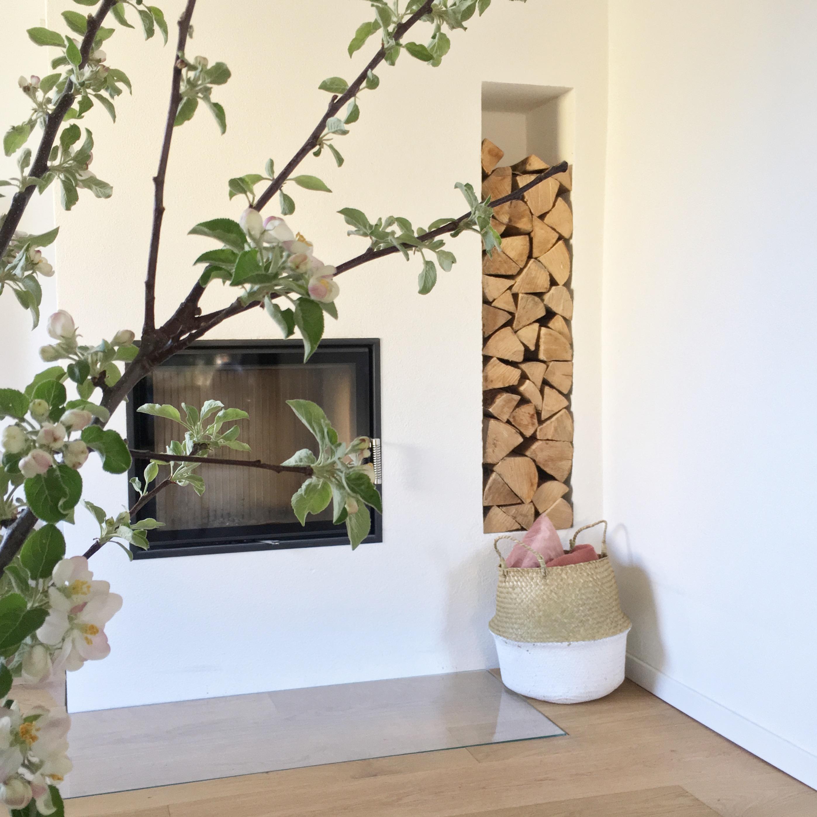 #wohnzimmer #parkett #holzboden  #apfelblüten #ofen #kamin #scandi-Style #scandistyle #renoviert #doppelhaushälfte