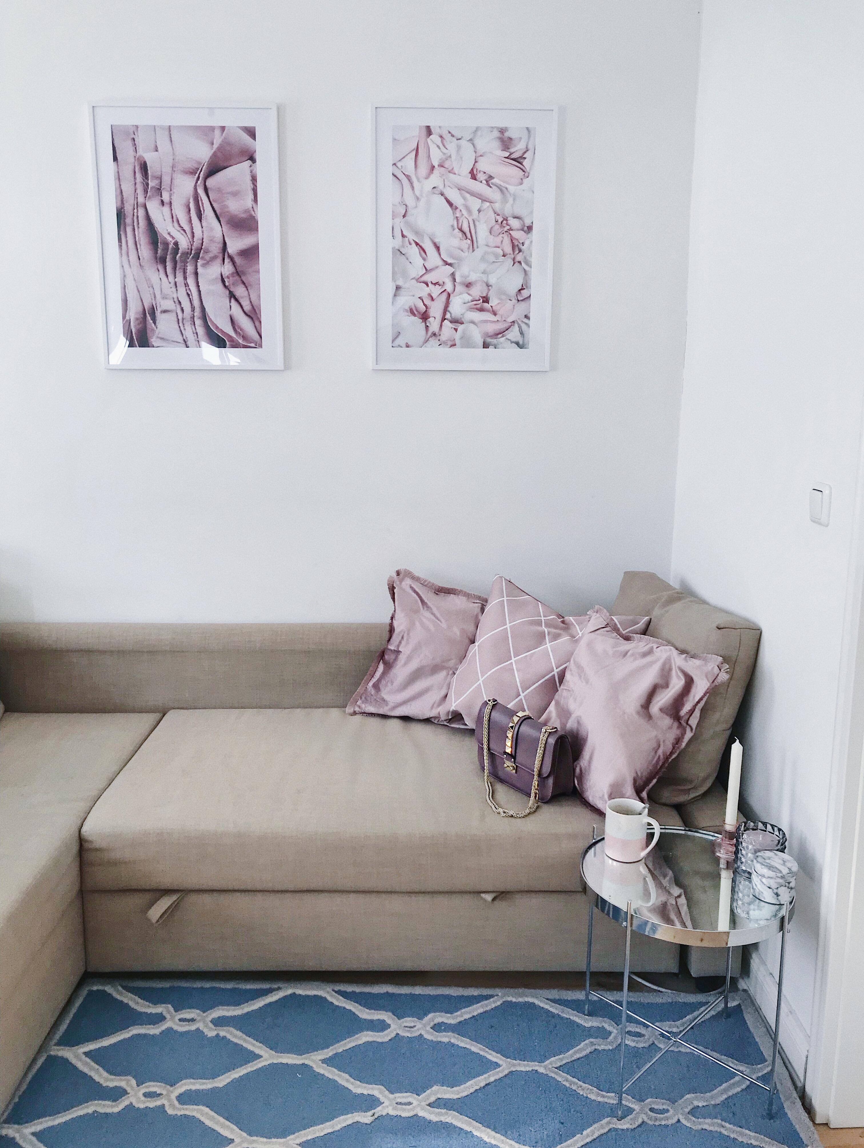 Wohnzimmer #rose #rosa #couch