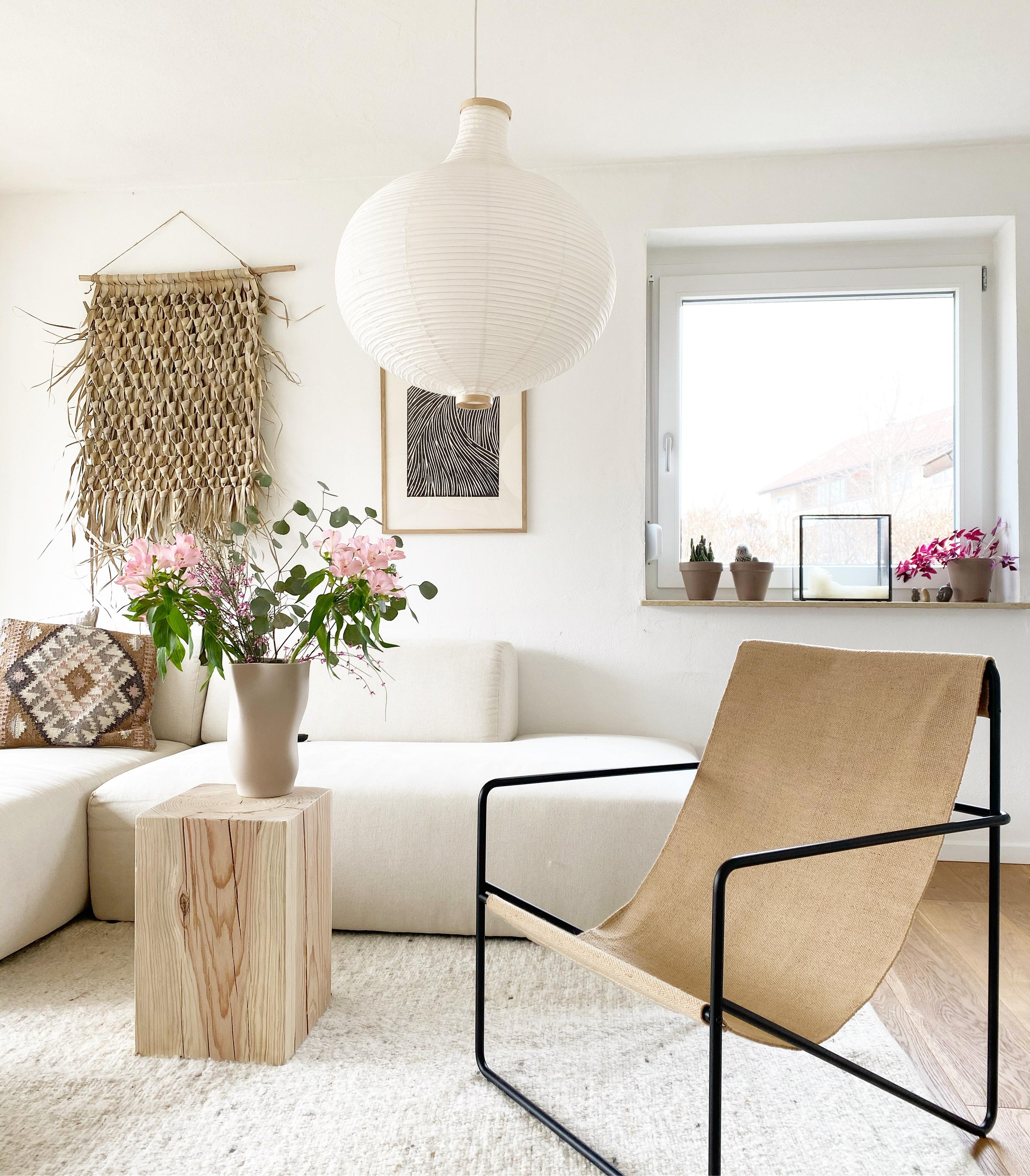#wohnzimmer #sessel #loungechair #fermliving #desertchair #sofa #couch #natürlich #beistelltisch #holztisch #vase 