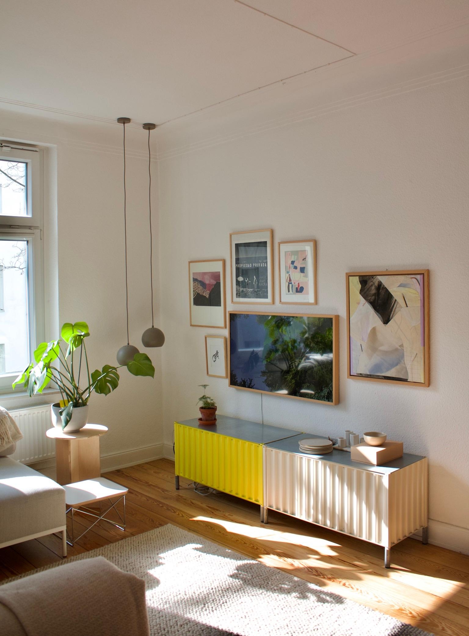 #wohnzimmer #sideboard #bilderwand #tv #monstera #beistelltisch #sonne #kunst