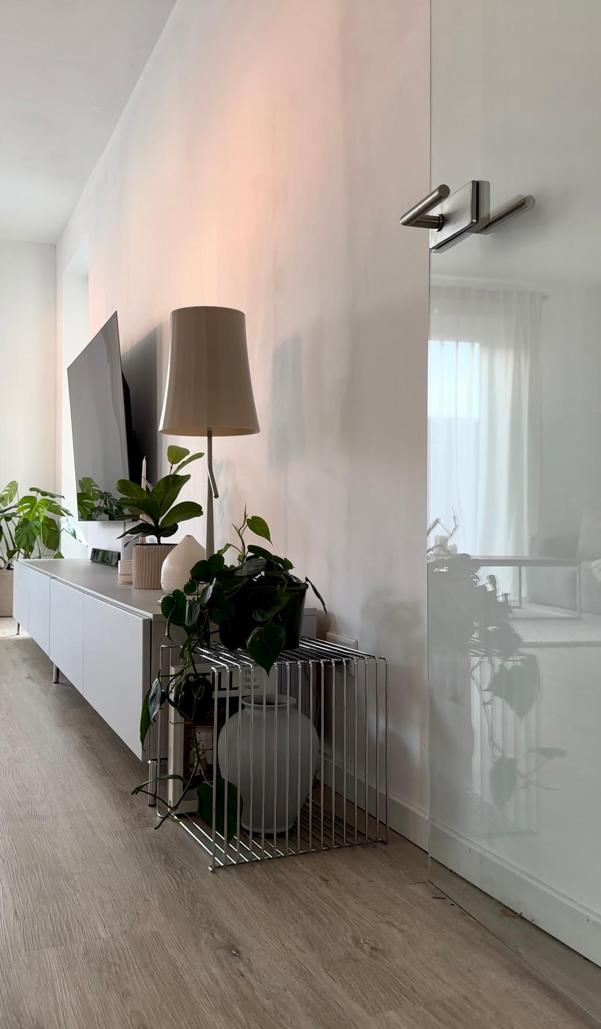 #wohnzimmer #sideboard #lowboard #stehlampe #dekoideen #tvboard #pflanzen #pflanzenliebe #couchliebt