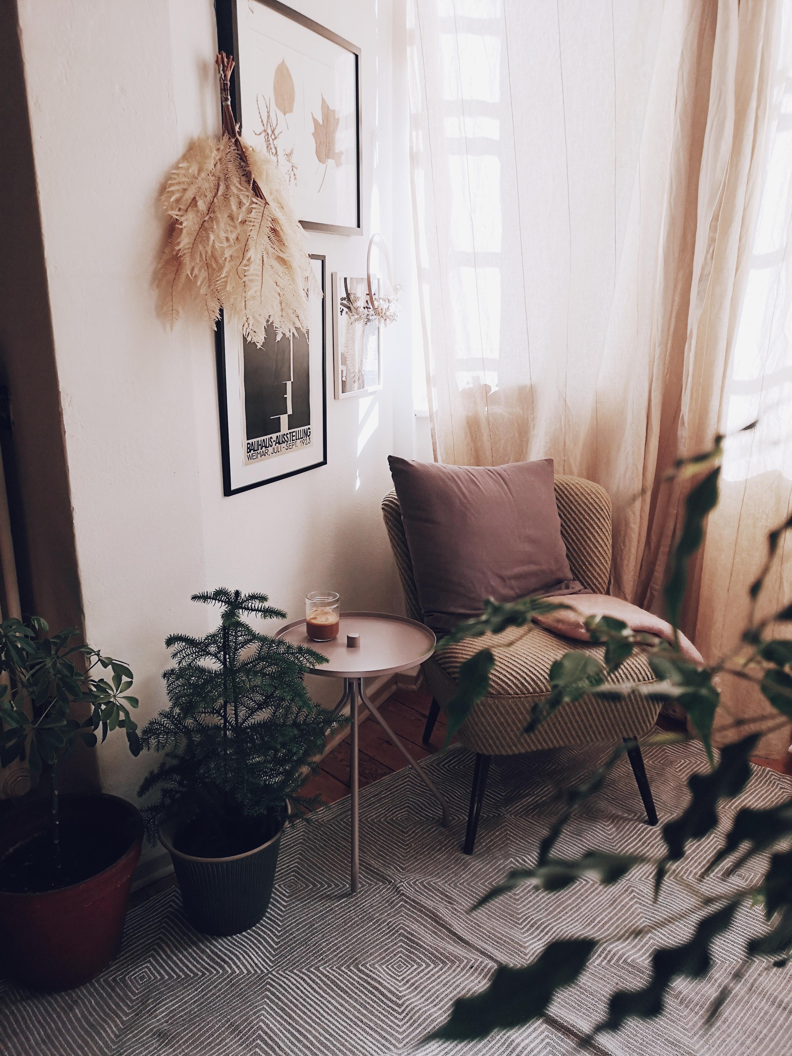 #wohnzimmer #sixtiessessel #vintagemöbel #sessel #teppich #hygge #wohnkonfetti 

