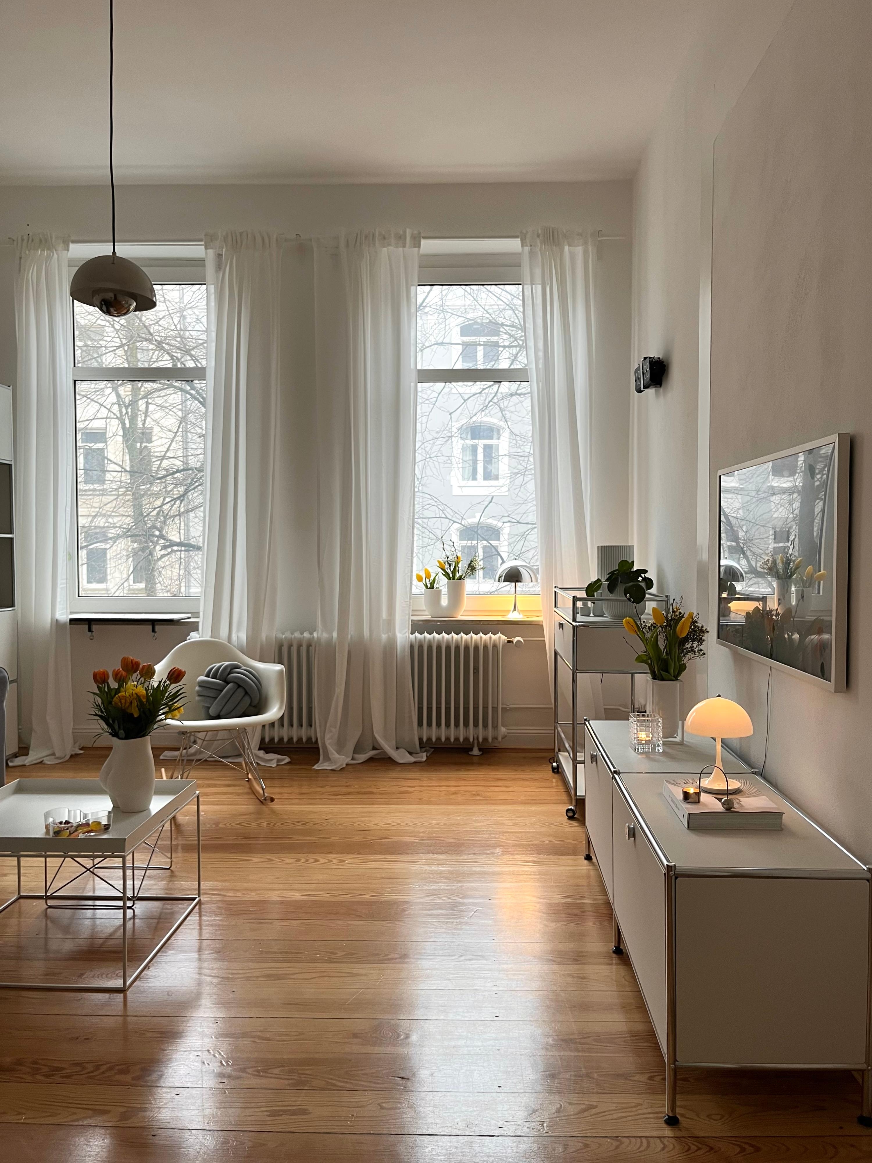 #wohnzimmer #skandinavischwohnen #altbauwohnung #danishdesign #frühlingsblumen 