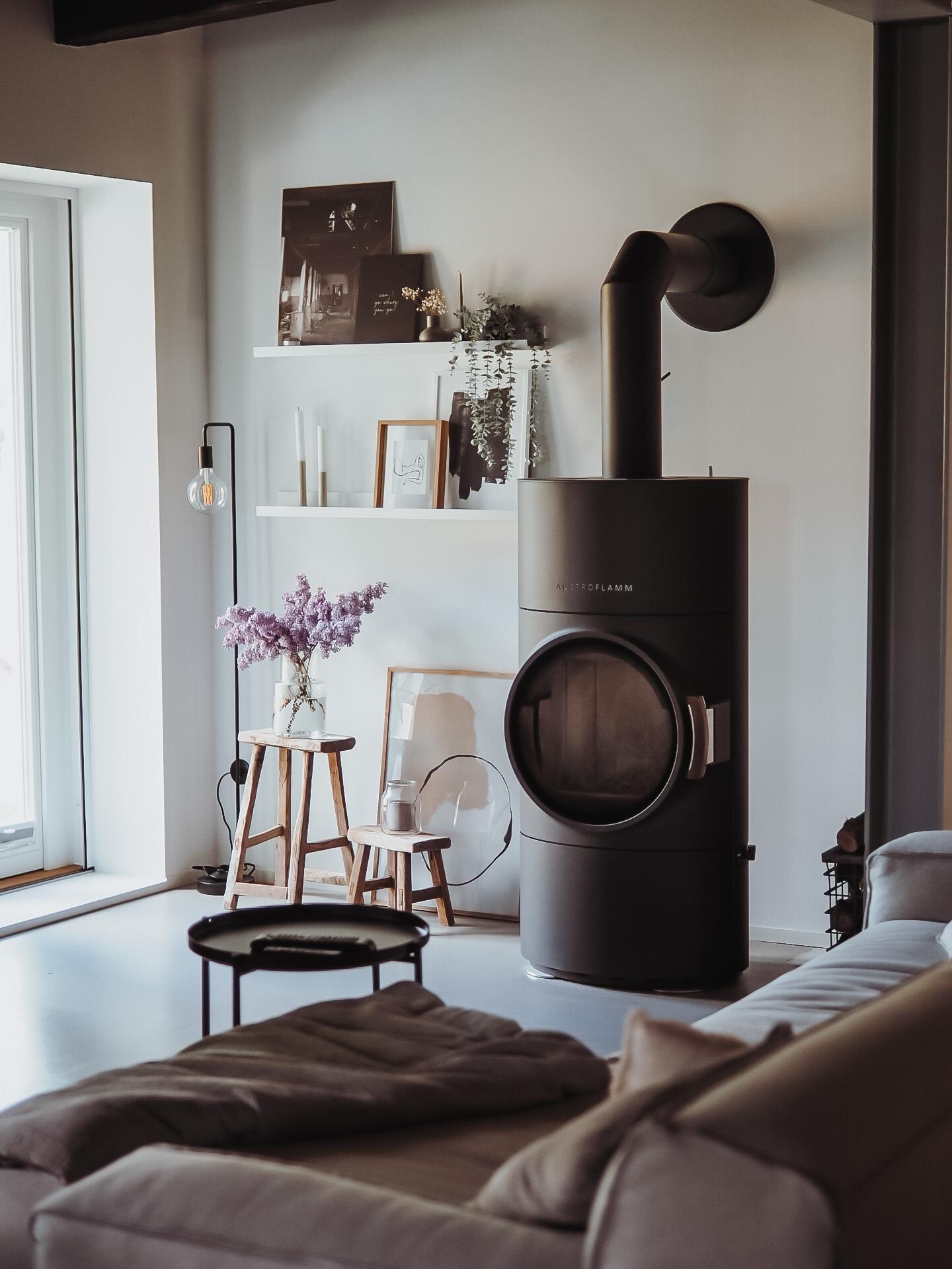 #wohnzimmer #sofa #bilderwand #vase #kaminofen #fotowand #scandi #interiorinspo #homeinspo #altbau #altbauliebe