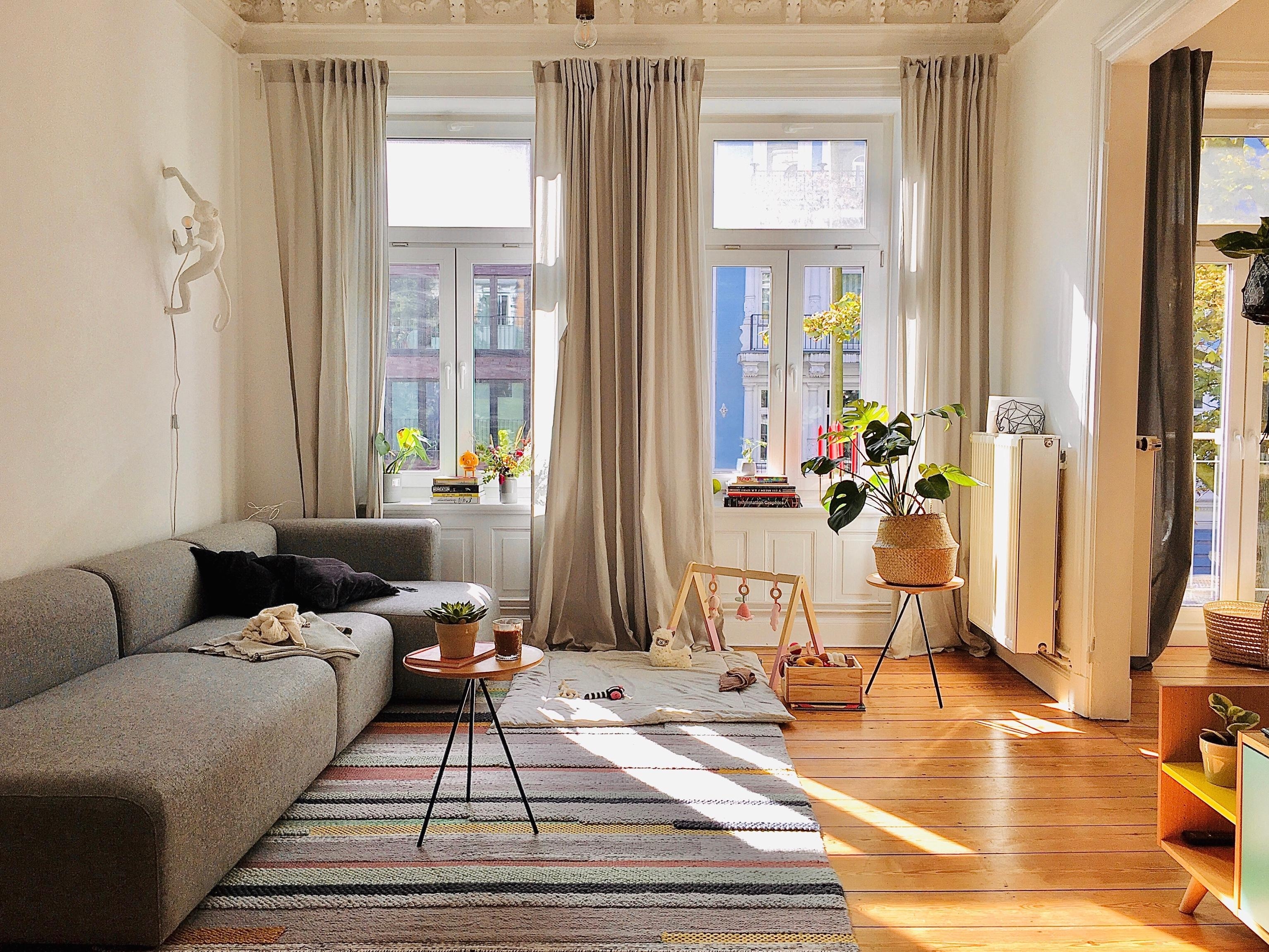#wohnzimmer #sofa #couch #licht #lichtdurchflutet #altbau #altbauliebe #homesweethome #baby #spielecke #spielbogen 