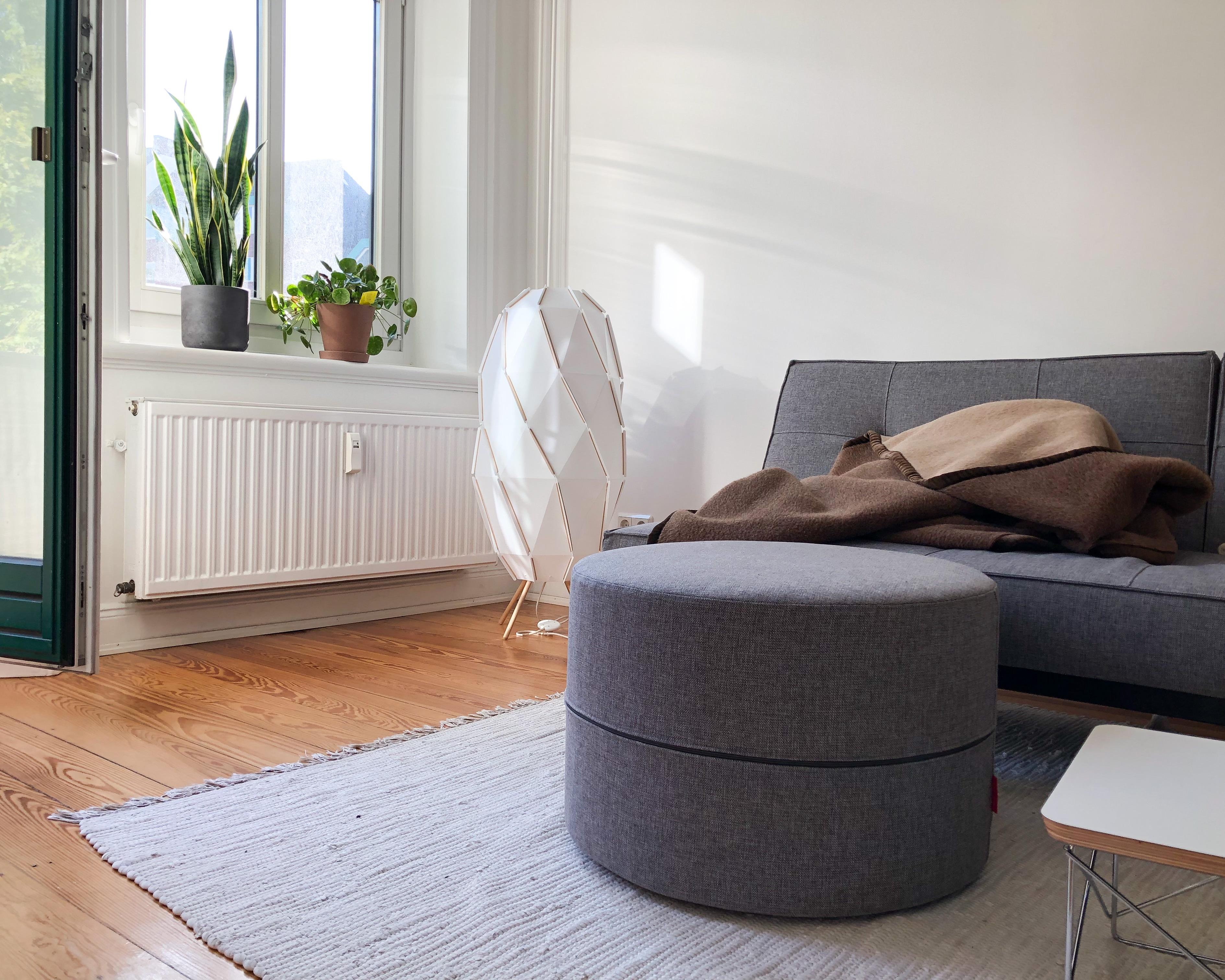 #wohnzimmer #sofa #couchstyle #entspannen #füßehoch #pouf #vitra #beistelltisch #altbauliebe