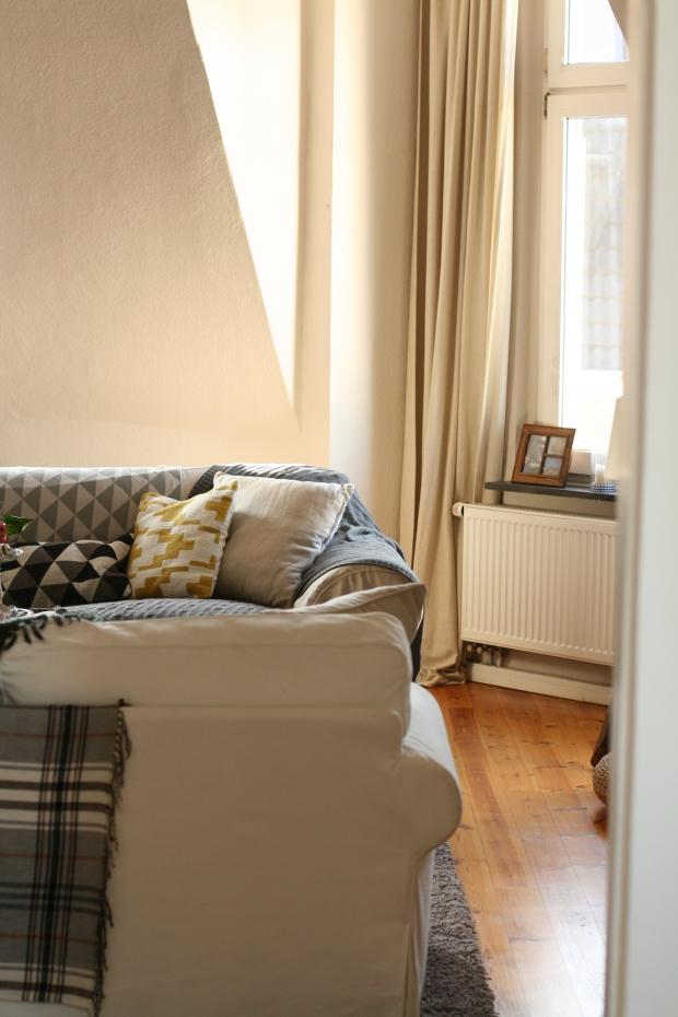 Wohnzimmer (Sofas Ikea und Riviera Maisen, Kissen von Grün & Form, Decke von Ferm Living) #homestory