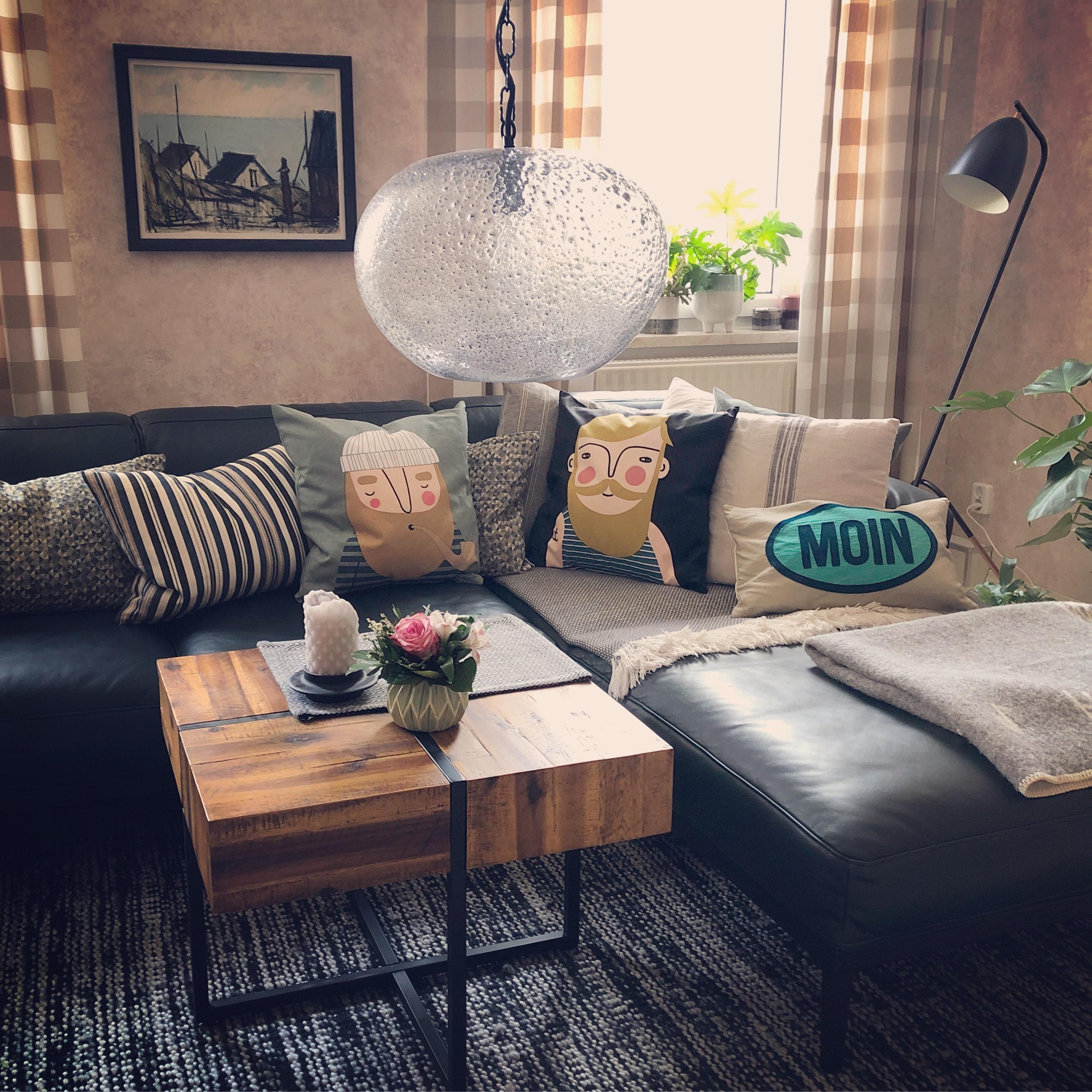 #wohnzimmer #tapete #couch #kissen #mitbewohner #ebbot & #frank #moin