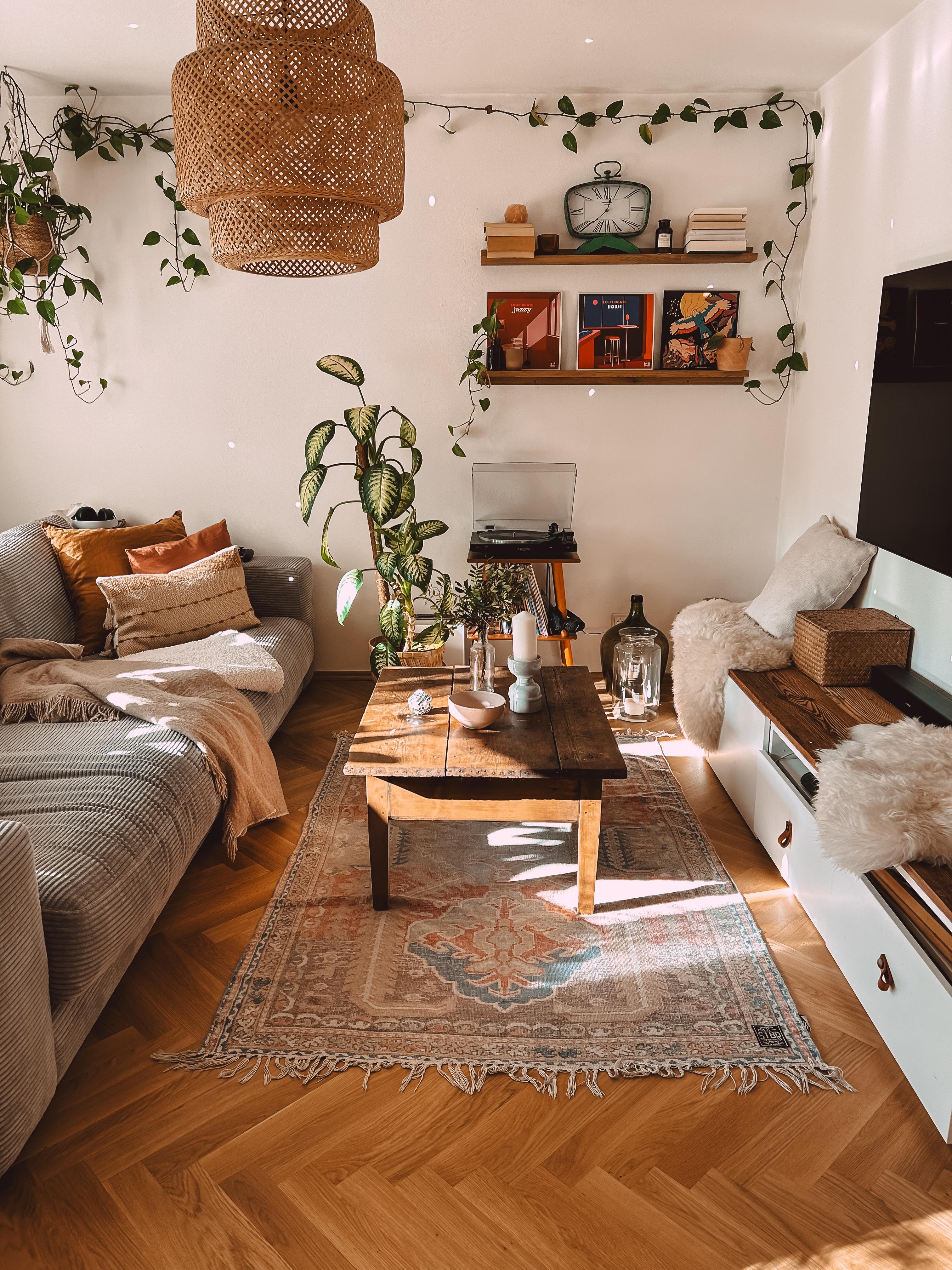 #wohnzimmer #teppich #bilderleiste #couchtisch #cordsofa #pflanzen #vinyl #plattensammlung #ikeabesta
