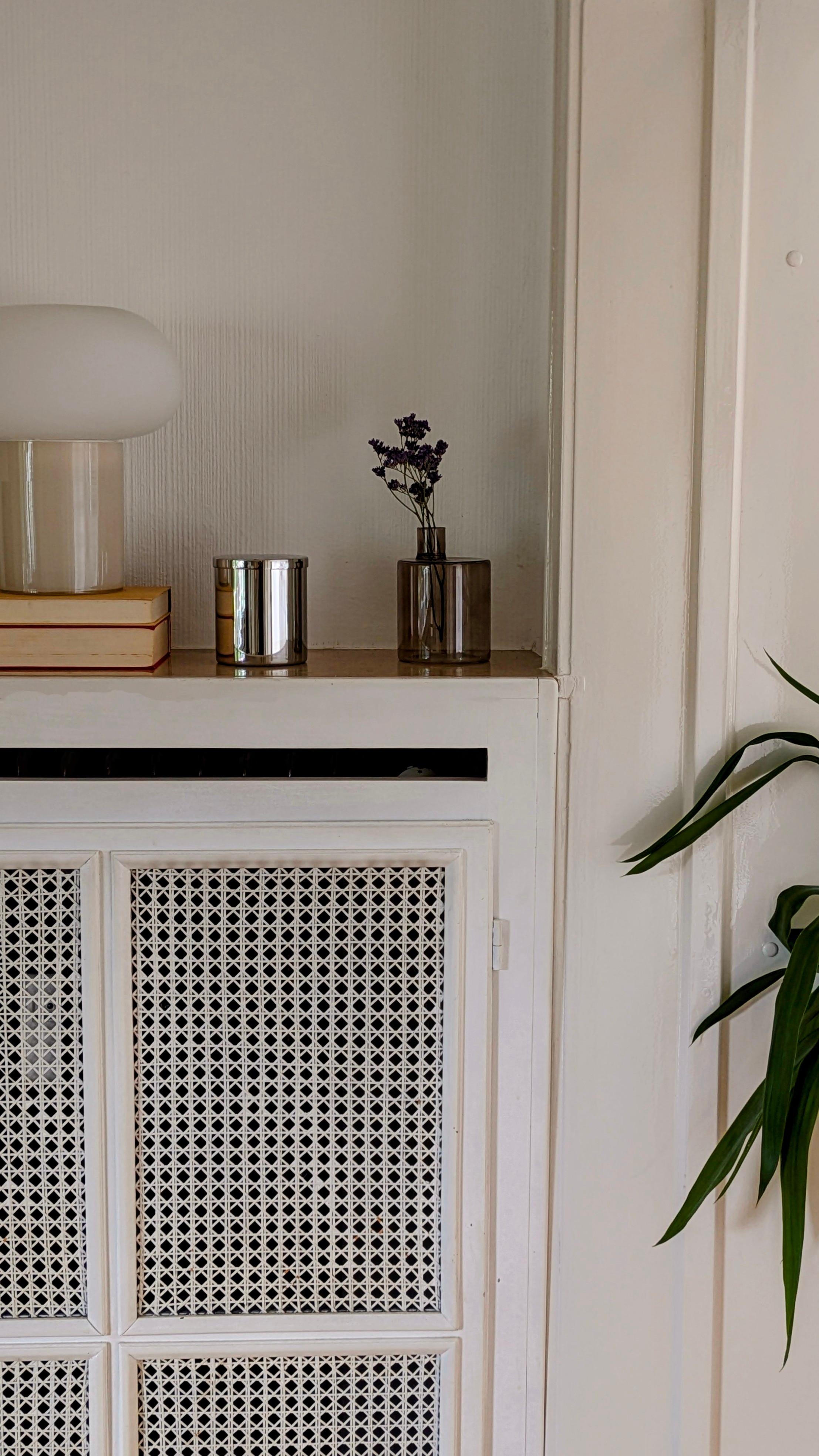 #wohnzimmer #tischleuchte #details #heizungsverkleidung #trockenblumen #vase #metallic