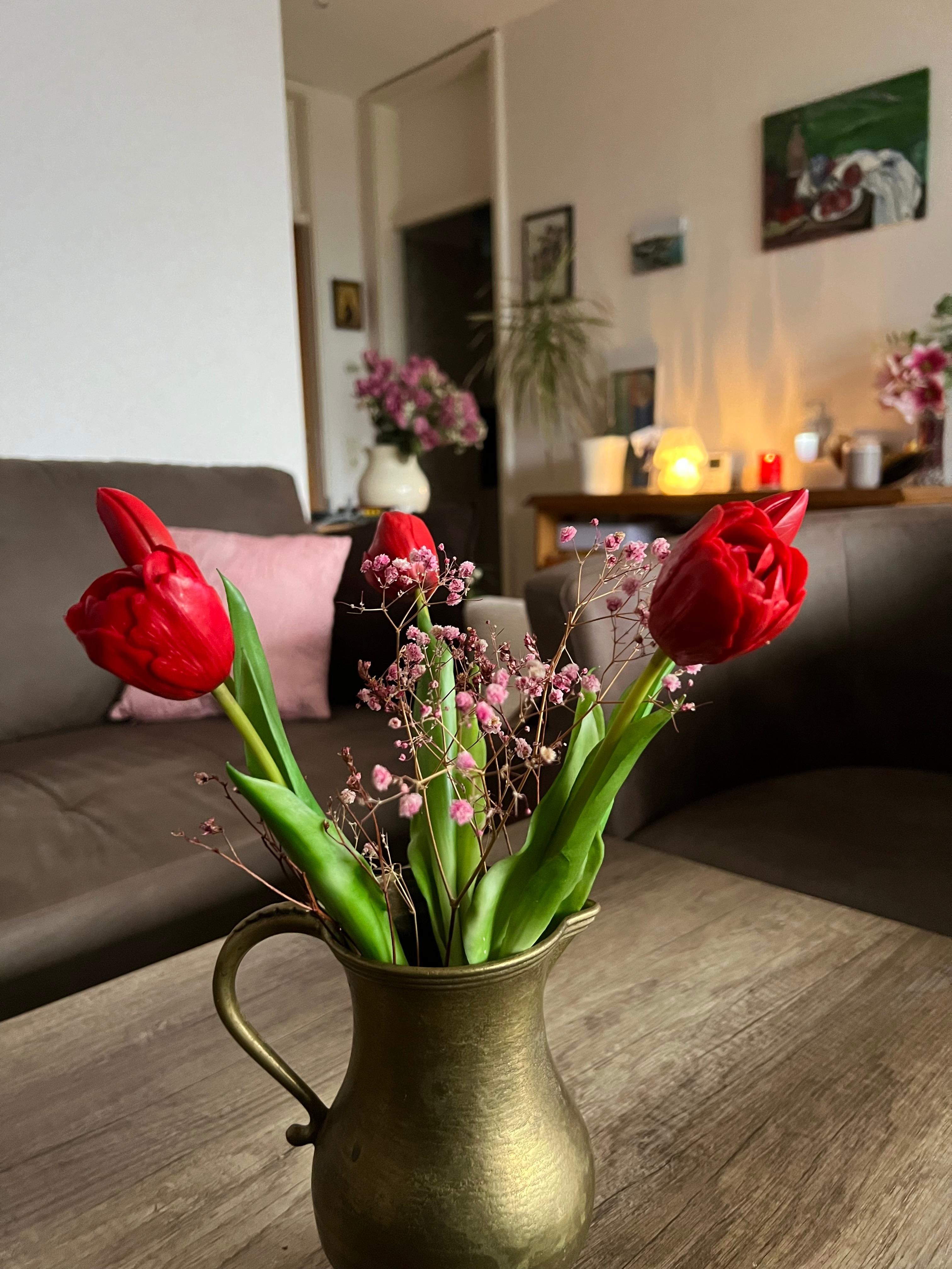 #wohnzimmer #tulpen #vasenliebe #blumenliebe #couchliebt