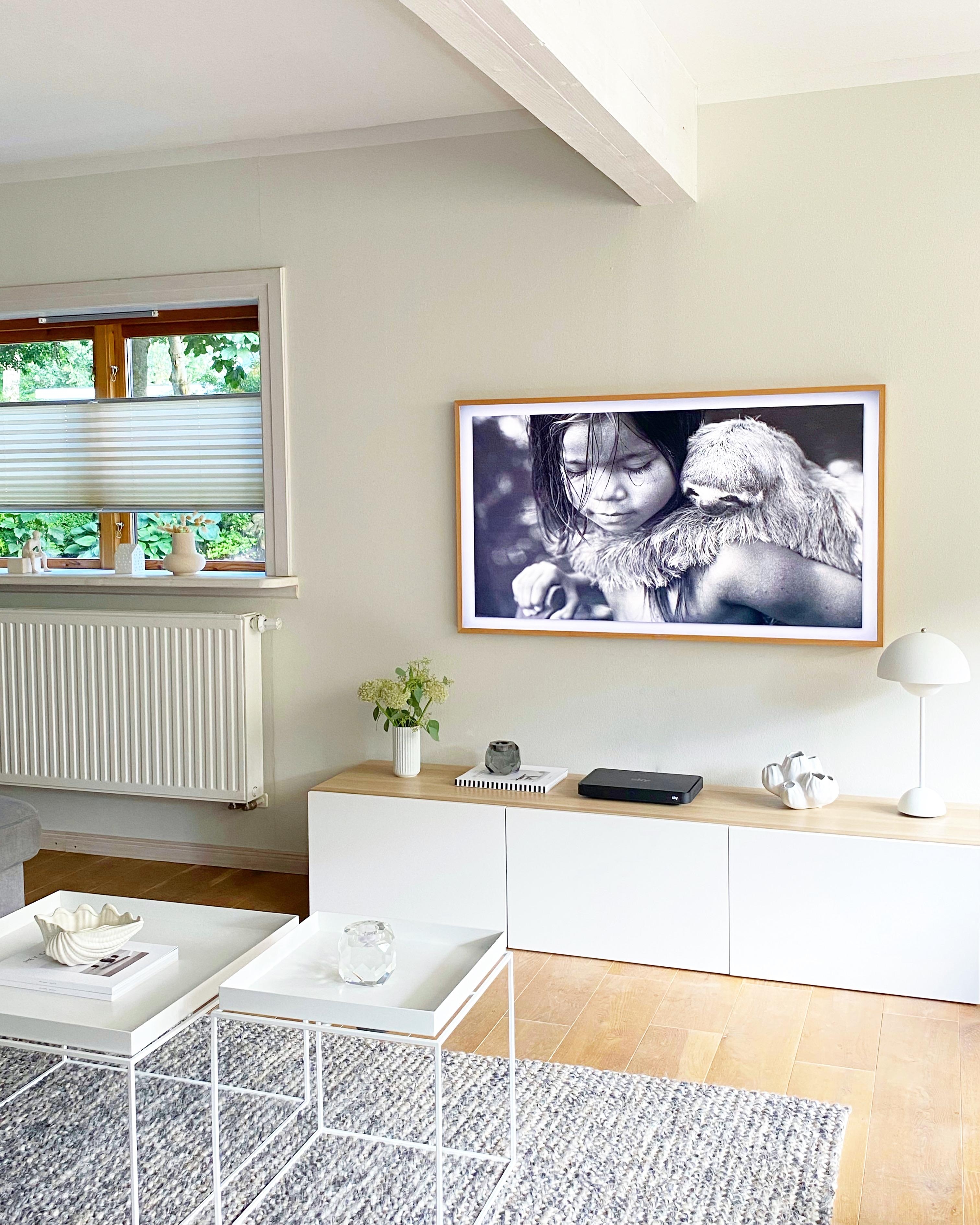 #wohnzimmer #tvboard #fernseher #couchtisch #blumendeko #holzhausromantik