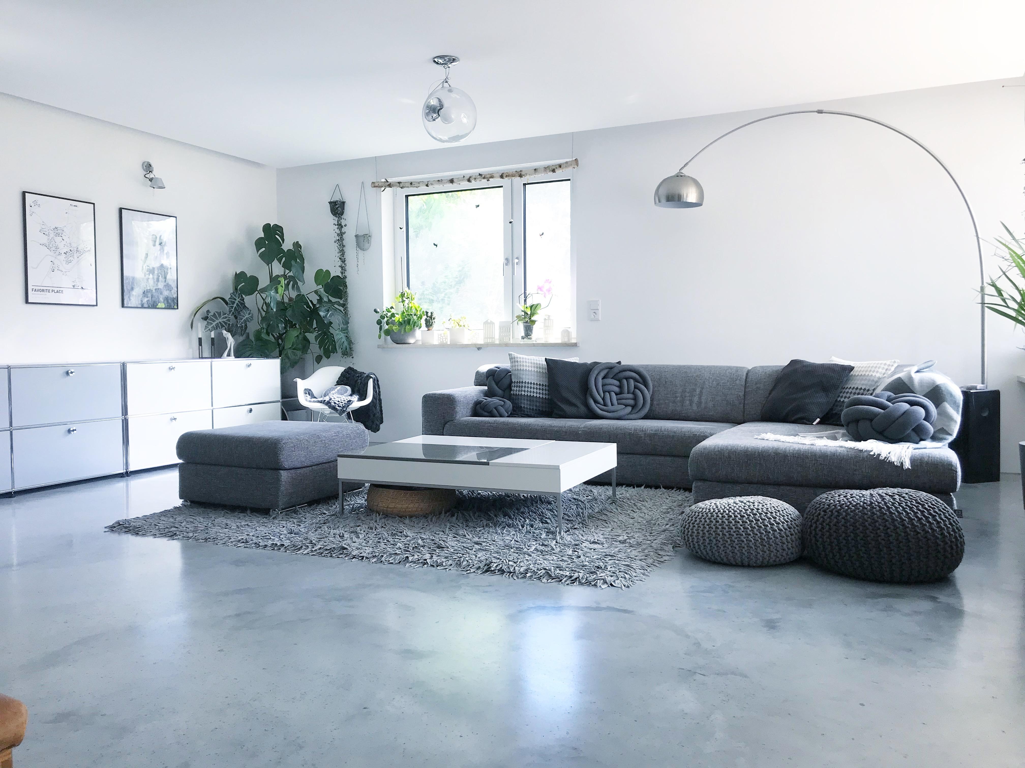 WOHNZIMMER und unser Lieblingsplatz im Haus 🖤 #livingchallenge @couch_magazin #wohnzimmer #livingroom #sichtbeton