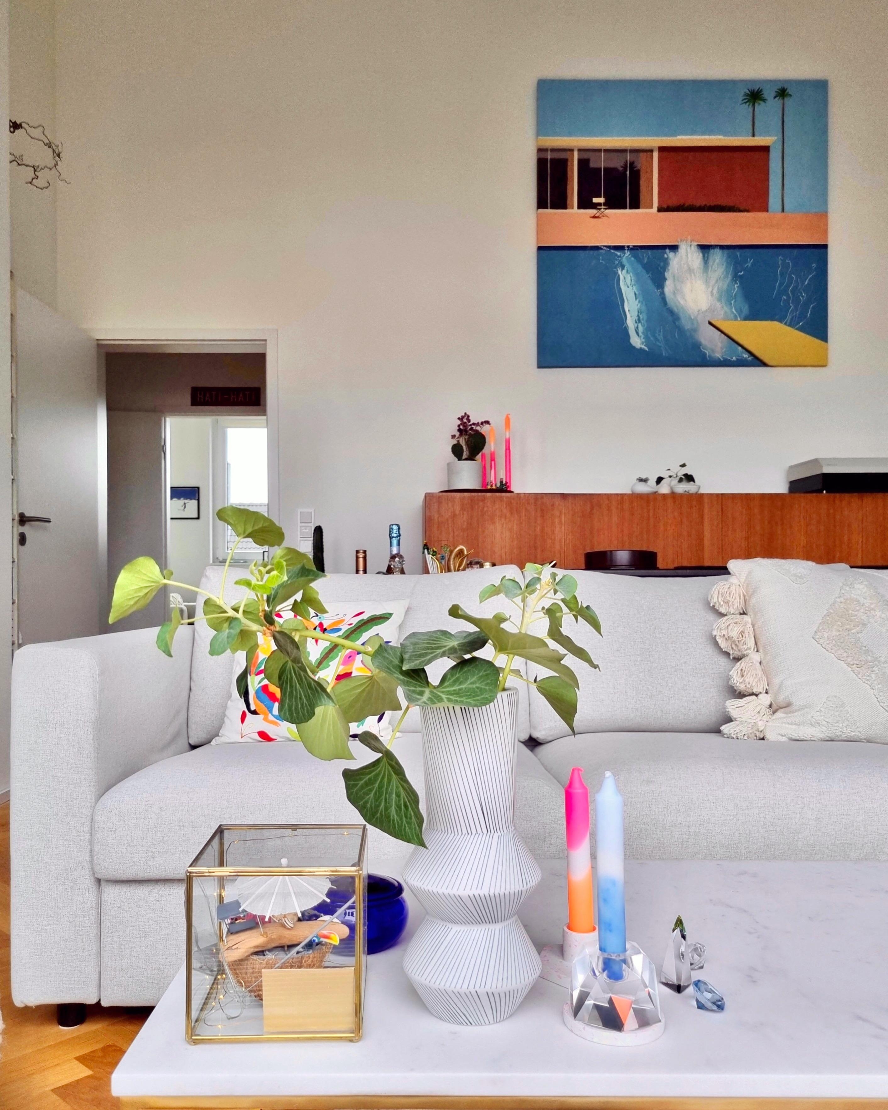 #wohnzimmer #vasenliebe #pflanzenmutti #bilderwand #couch