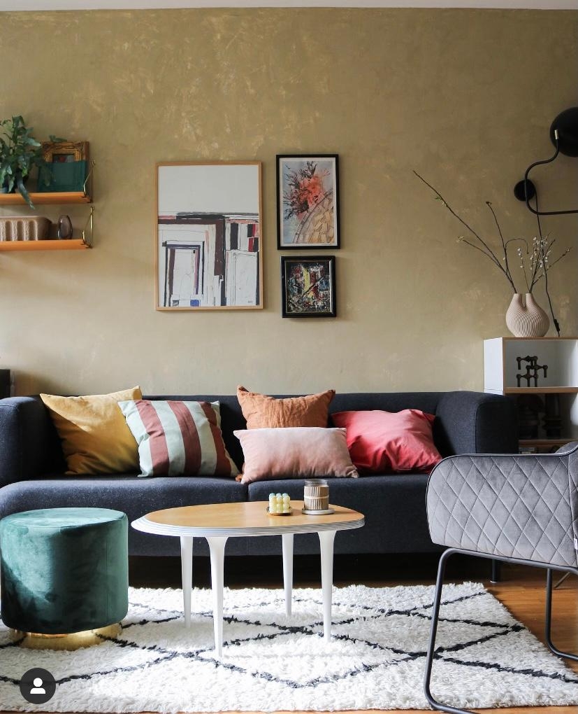 #wohnzimmer #wandfarbe #bilderwand #kissenliebe #retro #interior #sofa #wandgestaltung 