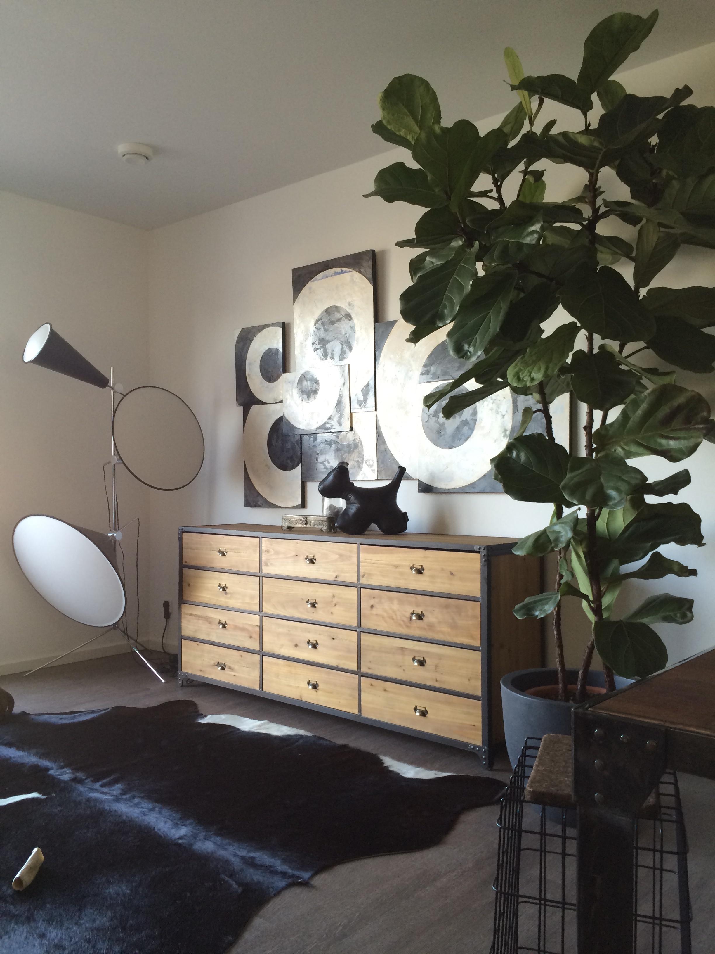 Wohnzimmer #wandgestaltung #kommode #kuhfell ©Hot Dog Decor