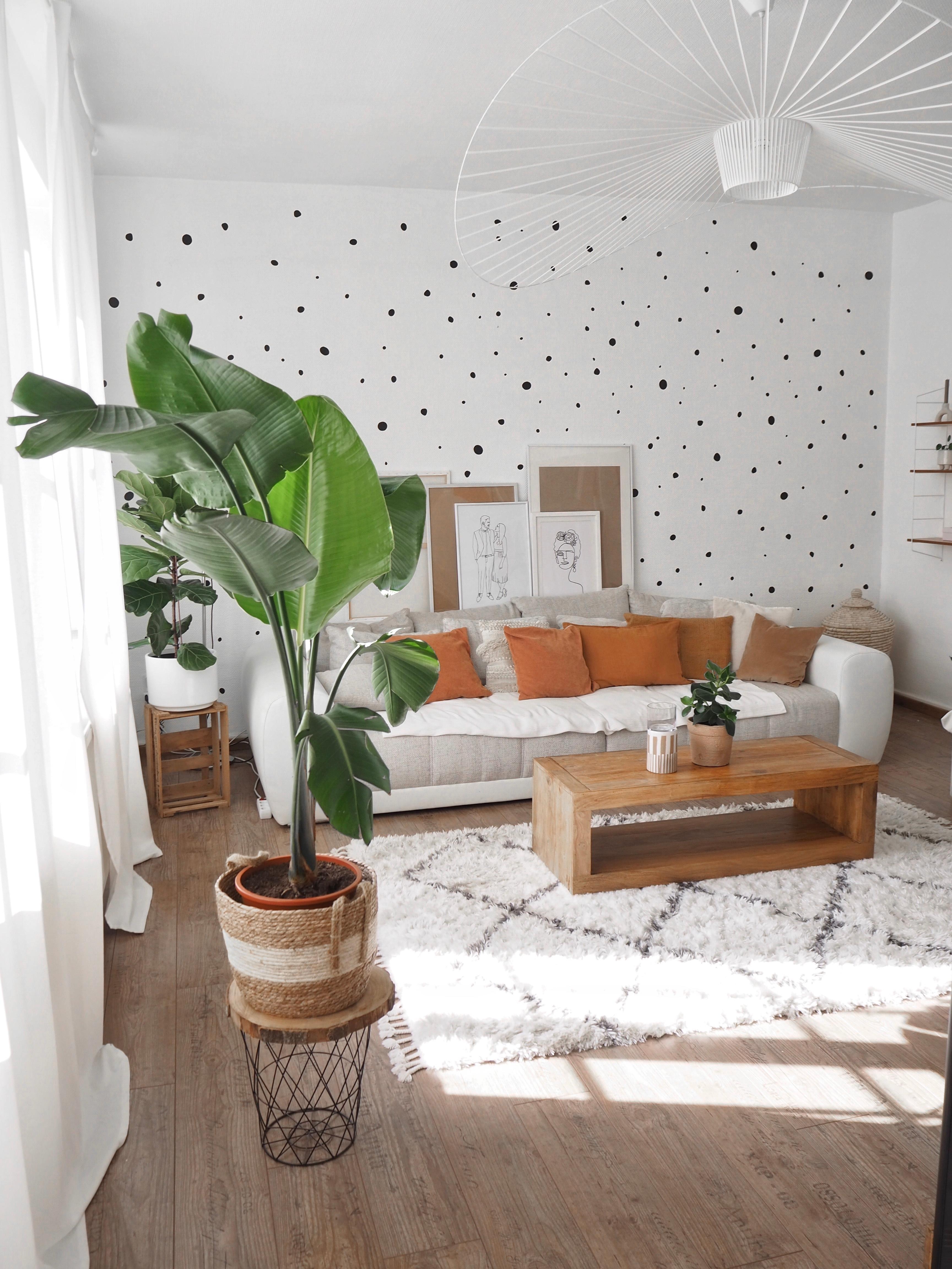 #wohnzimmer #wandgestaltung #strelitzie #pflanzen #grossepflanzen #deckenlampe #kissen #leinen #samt #jute #kord #holz